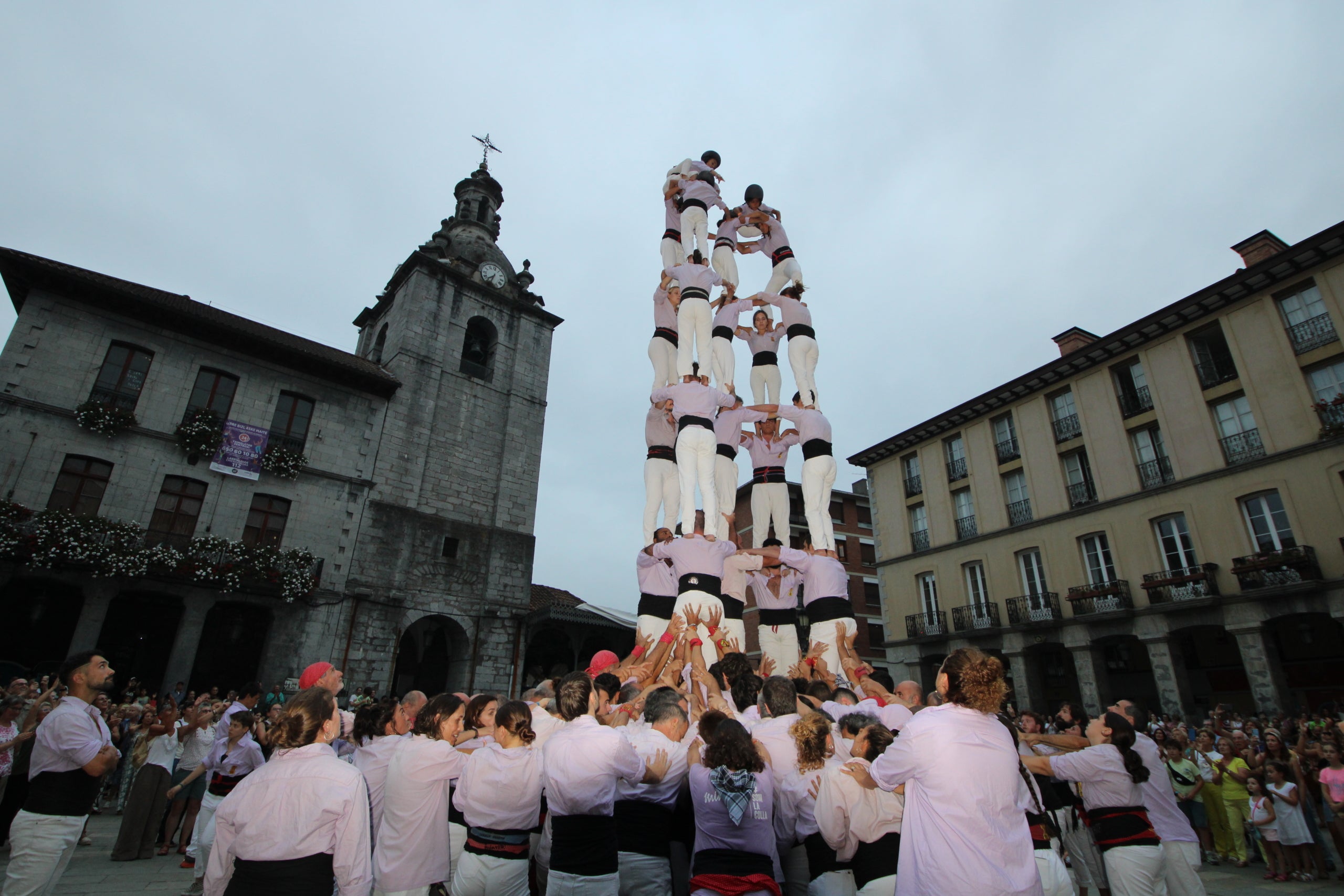 Els Minyons de Terrassa es van desplaçar aquest cap de setmana al País Basc, on van participar en les festes de Larrabetzu i Laudio. Divendres a Larrabetzu, els Minyons van descarregar el 3 de 7, el 5 de 7, el 4 de 8, el 4 de 7 amb el pilar, el 4 de 7 i un vano de 5. Dissabte va ser el torn de Laudio, on van fer 2 pilars de 4, el 3 de 7, el 4 de 8, el 4 de 7 amb el pilar, el 5 de 7 i el vano de 5. D'aquesta manera, els de Cal Reig han iniciat el segon tram de la temporada, que durà fins a la diada de la Colla el 16 de novembre. El primer assaig a Terrassa dels malves serà el dimecres 20 d'agost i la pròxima actuació el diumenge 24 a Lloret de Mar | Minyons de Terrassa