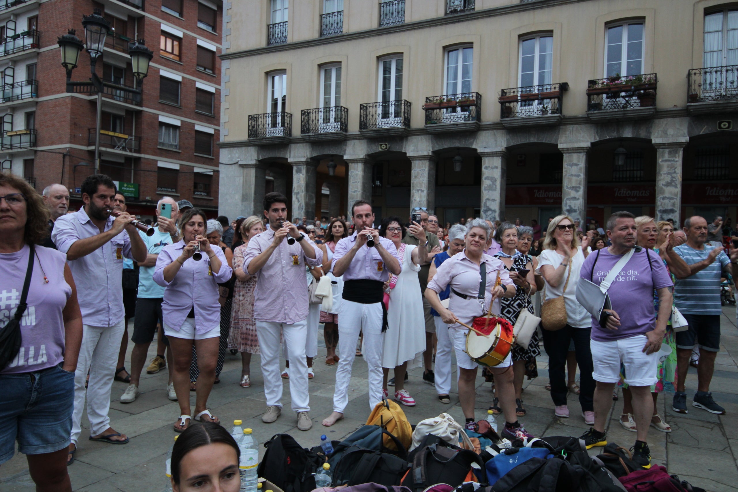Els Minyons de Terrassa es van desplaçar aquest cap de setmana al País Basc, on van participar en les festes de Larrabetzu i Laudio. Divendres a Larrabetzu, els Minyons van descarregar el 3 de 7, el 5 de 7, el 4 de 8, el 4 de 7 amb el pilar, el 4 de 7 i un vano de 5. Dissabte va ser el torn de Laudio, on van fer 2 pilars de 4, el 3 de 7, el 4 de 8, el 4 de 7 amb el pilar, el 5 de 7 i el vano de 5. D'aquesta manera, els de Cal Reig han iniciat el segon tram de la temporada, que durà fins a la diada de la Colla el 16 de novembre. El primer assaig a Terrassa dels malves serà el dimecres 20 d'agost i la pròxima actuació el diumenge 24 a Lloret de Mar | Minyons de Terrassa