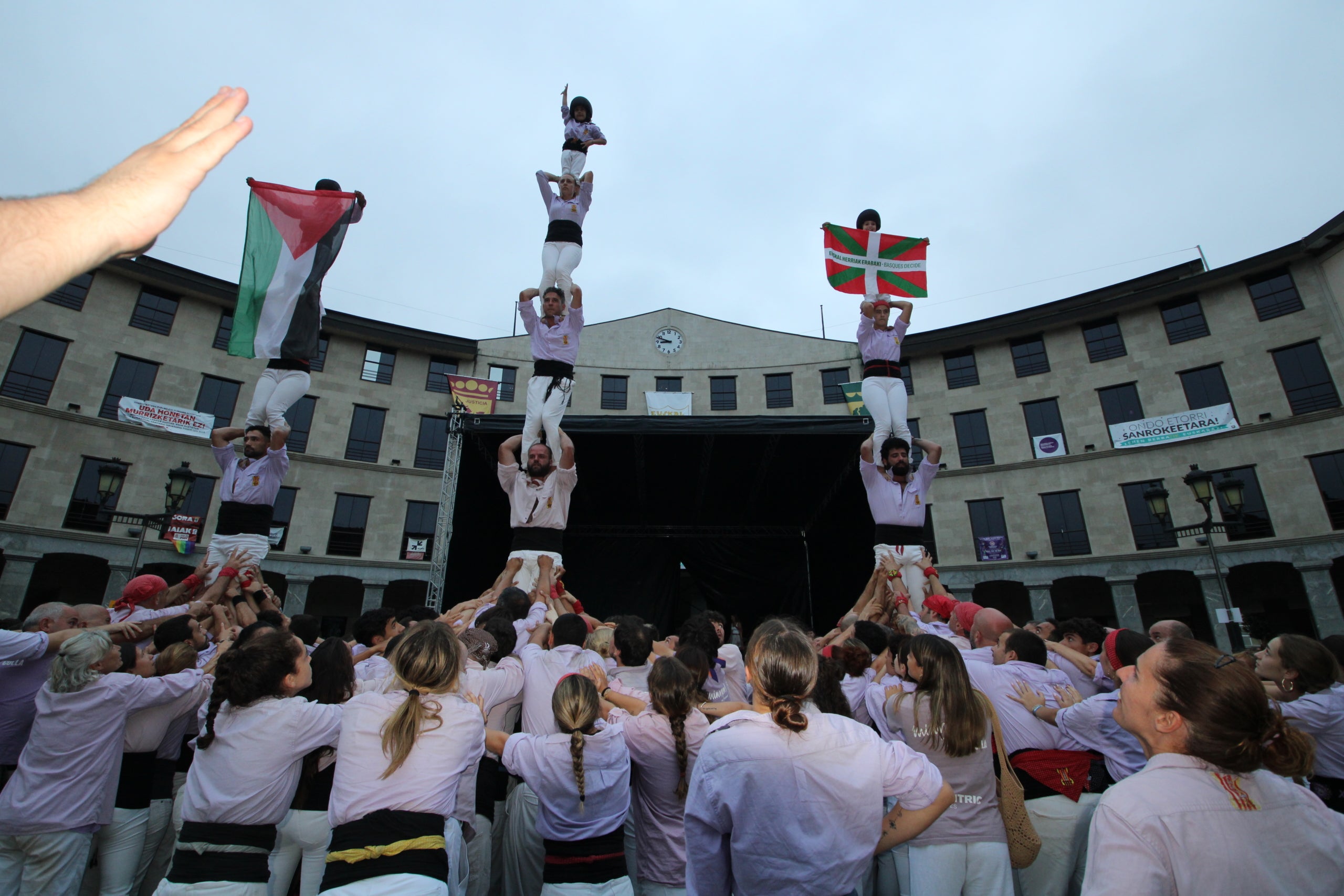 Els Minyons de Terrassa es van desplaçar aquest cap de setmana al País Basc, on van participar en les festes de Larrabetzu i Laudio. Divendres a Larrabetzu, els Minyons van descarregar el 3 de 7, el 5 de 7, el 4 de 8, el 4 de 7 amb el pilar, el 4 de 7 i un vano de 5. Dissabte va ser el torn de Laudio, on van fer 2 pilars de 4, el 3 de 7, el 4 de 8, el 4 de 7 amb el pilar, el 5 de 7 i el vano de 5. D'aquesta manera, els de Cal Reig han iniciat el segon tram de la temporada, que durà fins a la diada de la Colla el 16 de novembre. El primer assaig a Terrassa dels malves serà el dimecres 20 d'agost i la pròxima actuació el diumenge 24 a Lloret de Mar | Minyons de Terrassa