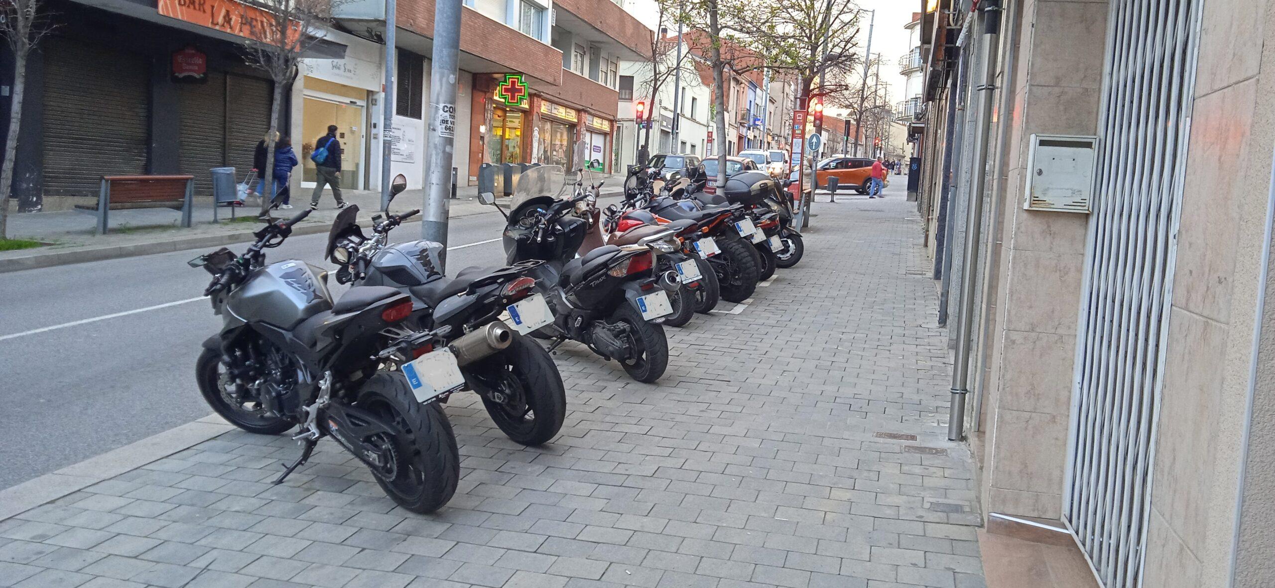 Biter demana que s'eliminin les places d'aparcament de motos de les voreres | Biter
