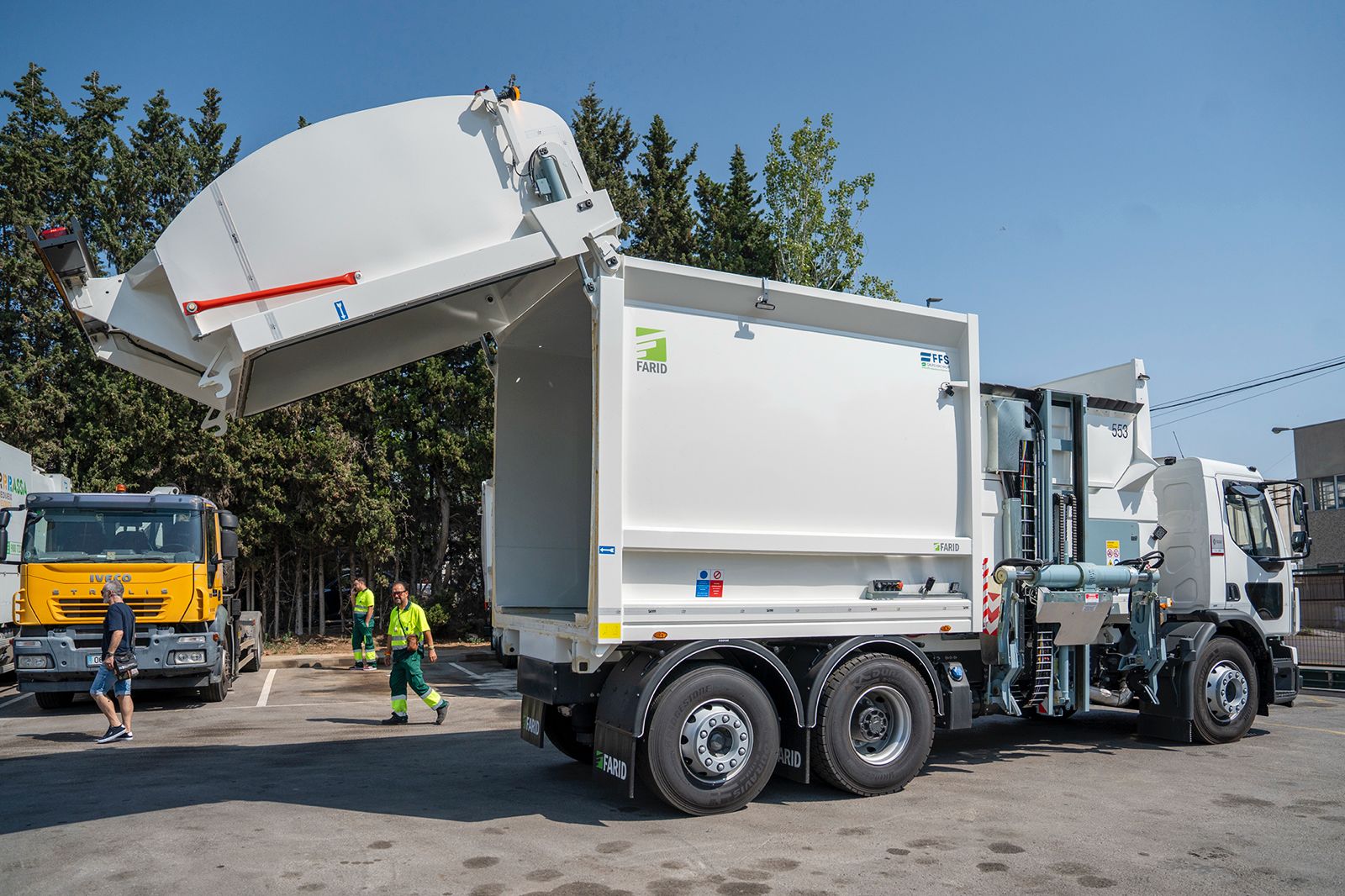Terrassa suma dos nous camions recol·lectors de càrrega lateral | Ajuntament de Terrassa