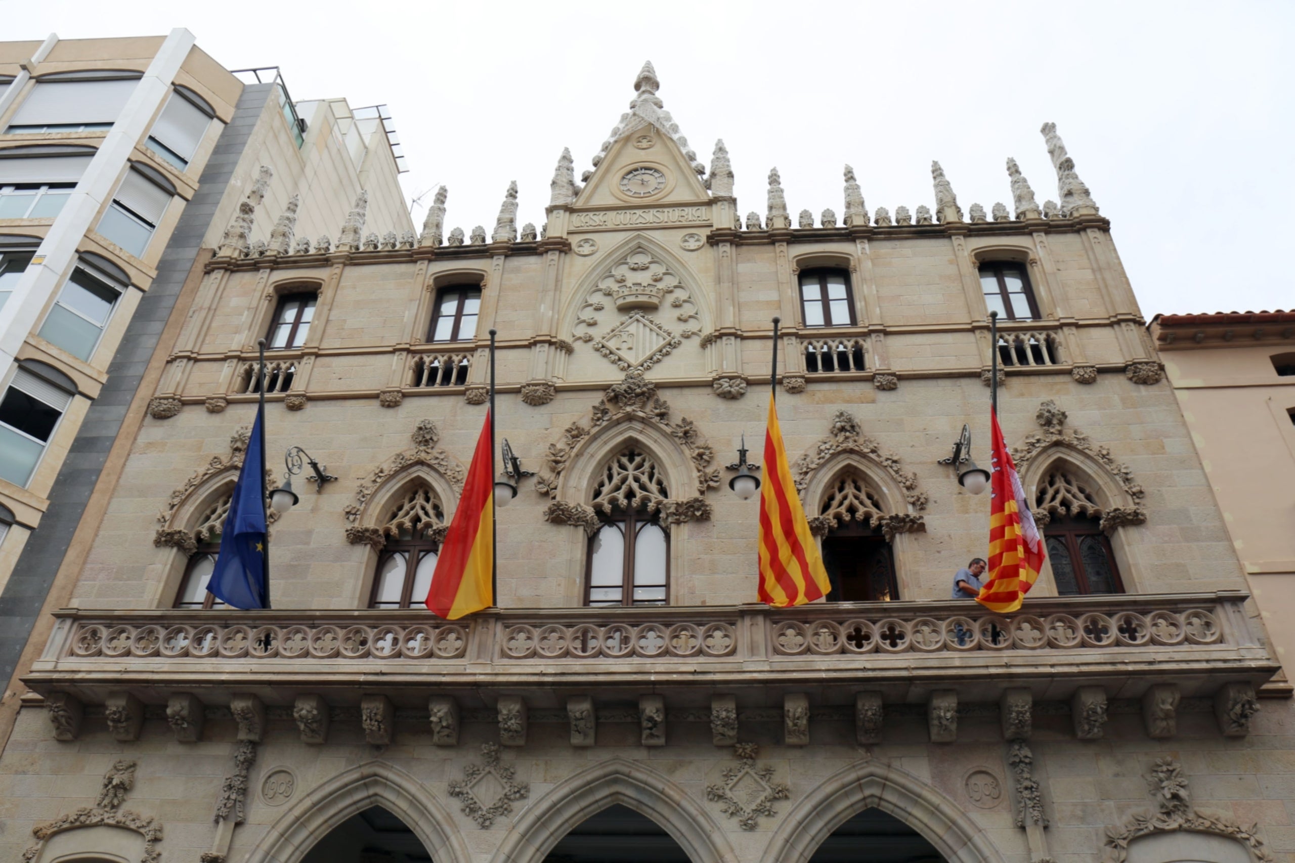 Les banderes tornen a onejar a la façana de l'Ajuntament de Terrassa | Ajuntament de Terrassa