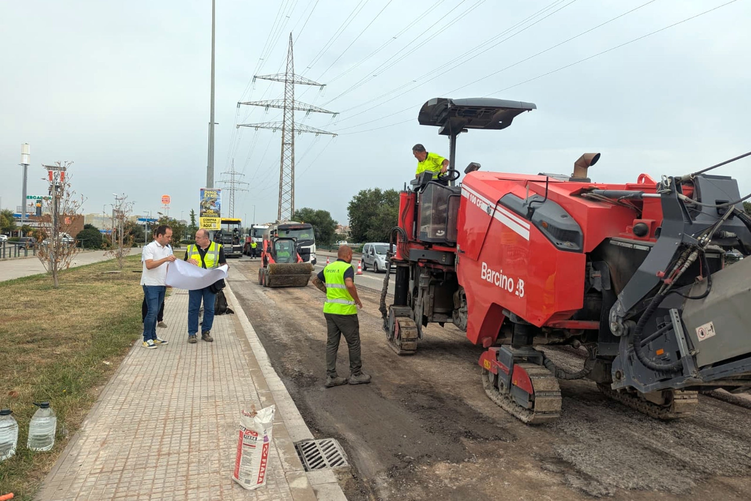Obres de reasfaltatge l'estiu passat a l'est de l'avinguda del Vallès de Terrassa, en direcció ascendent, entre el carrer d'Alemanya i el pont de Navarra | Aj. Terrassa