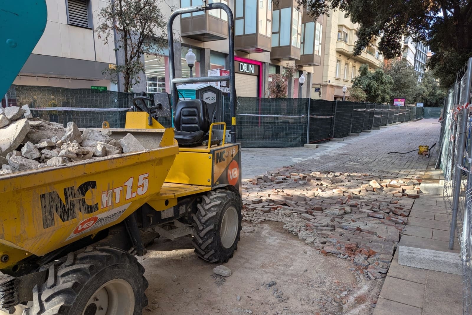 Obres de reposició de les llambordes ceràmiques al carrer Major de Terrassa | Aj. Terrassa