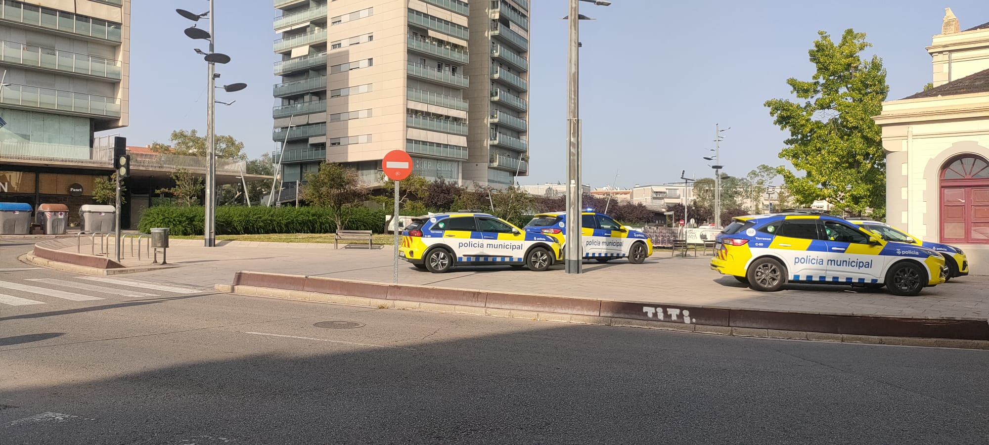 Actuació de la Policia Municipal de Terrassa a la plaça de l'Estació del Nord | D.M.