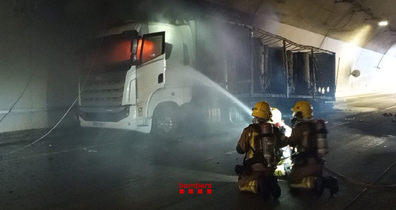 Bombers treballant en l'extinció de l'incendi en un camió a la B-40 | Bombers