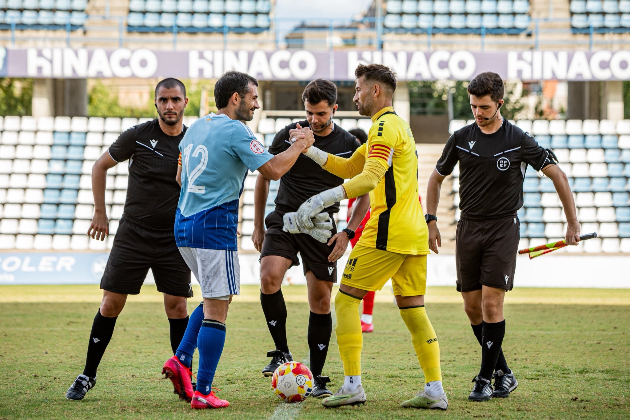 Saludo inicial entre los dos capitanes | Terrassa FC
