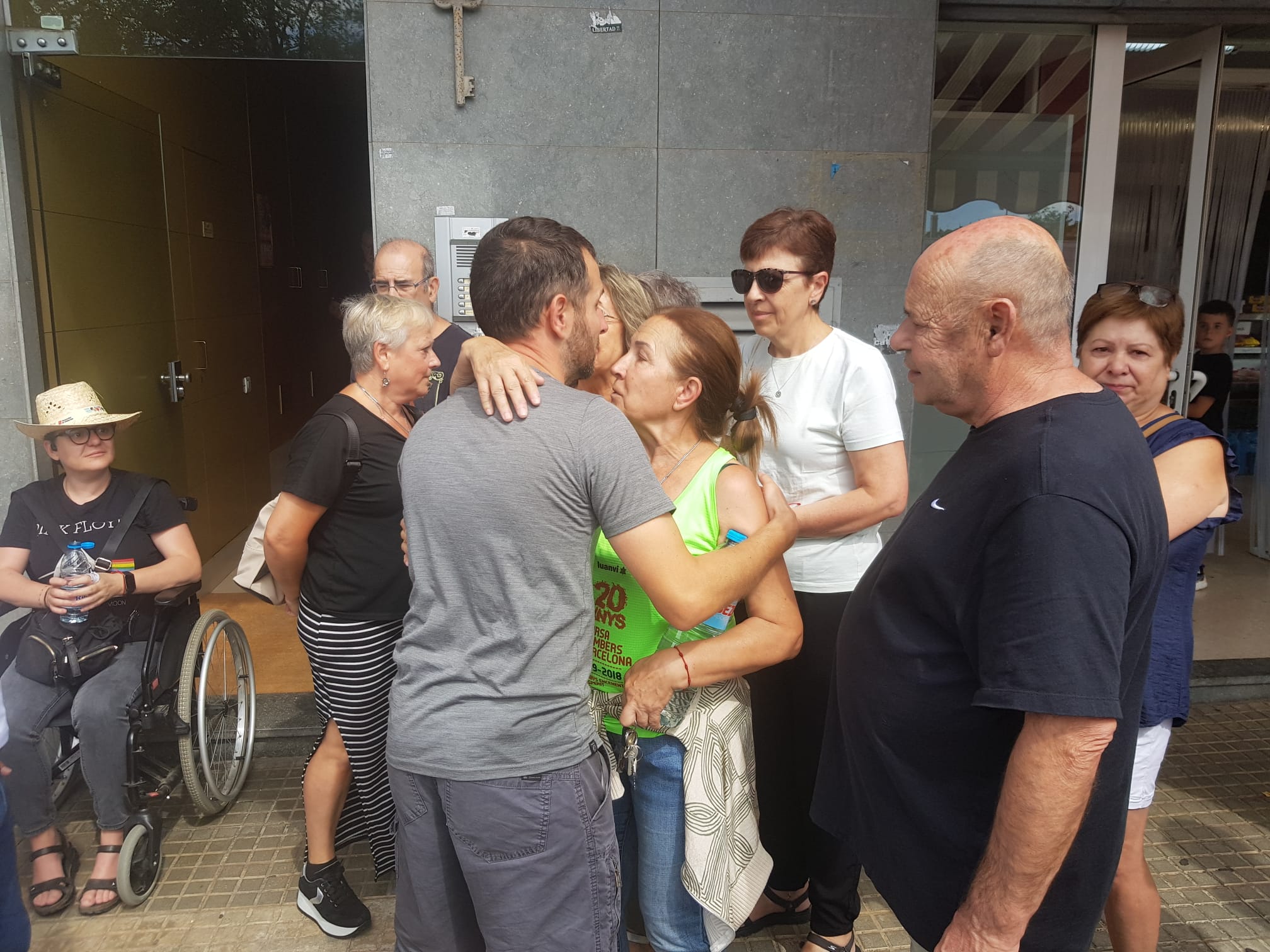 Conxi y su hijo Víctor abrazándose tras saber que se detiene el desalojo | Lluïsa Tarrida