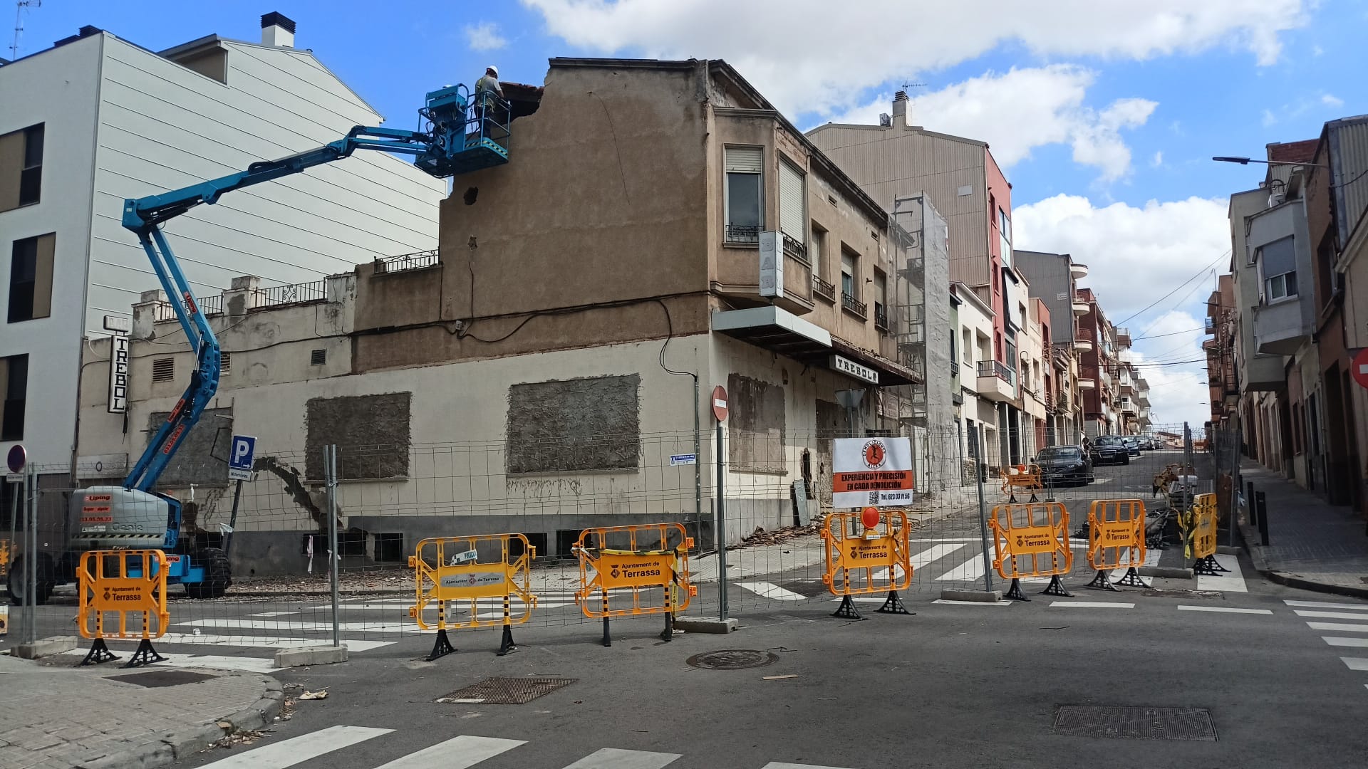 Han començat les obres d'enderroc del bar ruïnós del carrer Salvà | J.M.O