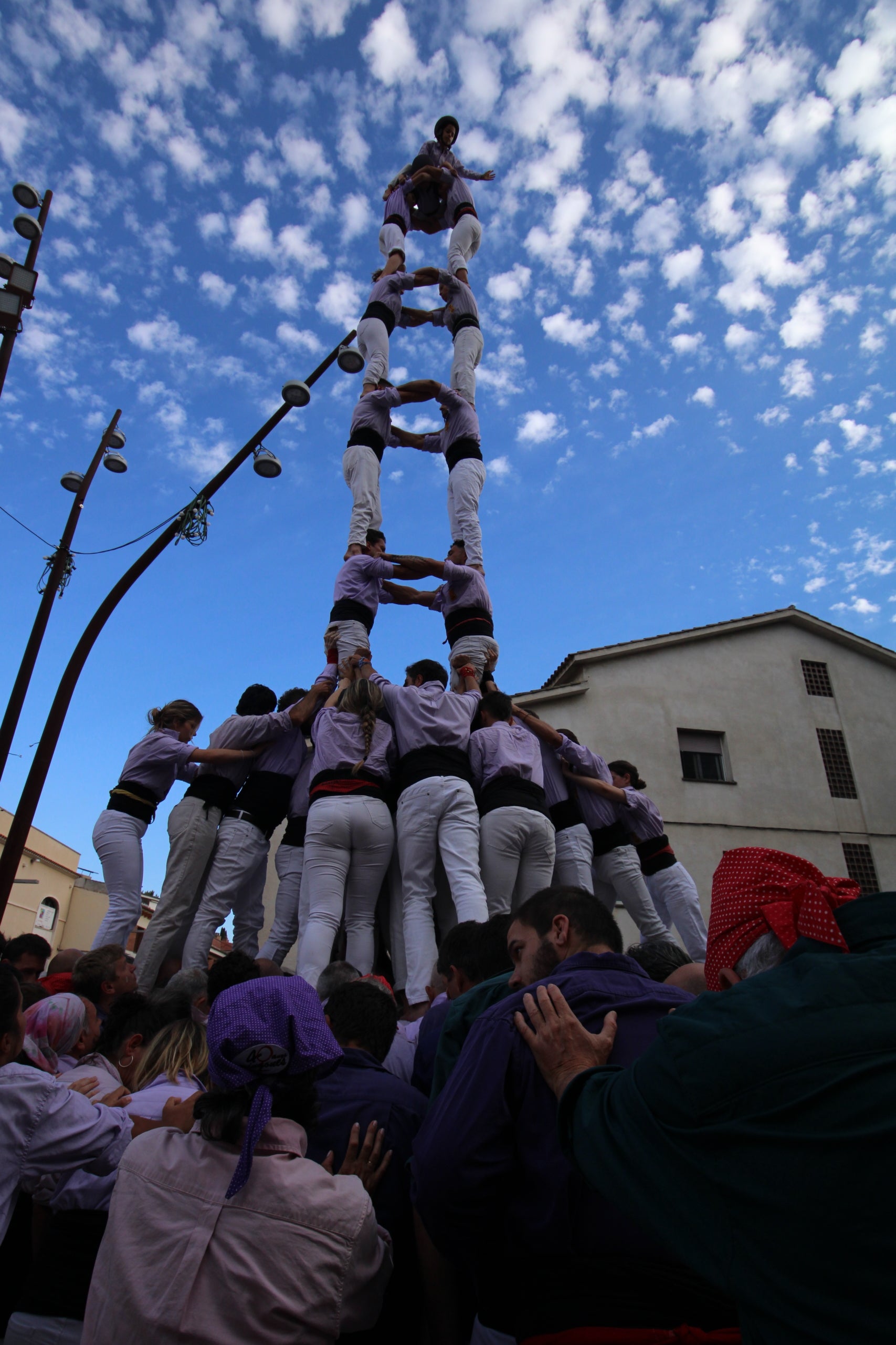 Els Minyons de Terrassa s'han posat les piles aquest cap de setmana per tal d'encarar el mes de setembre on voldran tornar a portar castells de gamma extra. Dissabte van actuar a Palau-solità i Plegamans i diumenge a Sitges. A l'actuació de dissabte els malves es van retrobar amb el 2 de 8 amb folre acompanyant-lo del 3 de 8 a primera ronda i el 4 de 8 a tercera ronda. Van tancar l'actuació amb 2 pilars de 5. Diumenge, es volien retrobar amb el 5 de 8, que va obrir la seva actuació, i el 3 de 9 amb folre, que van encarar a segona ronda. A tercera ronda van fer el segon 2 de 8 amb folre del cap de setmana. Van tancar la diada fent el pilar de 5 i quatre pilars de 4 simultanis.