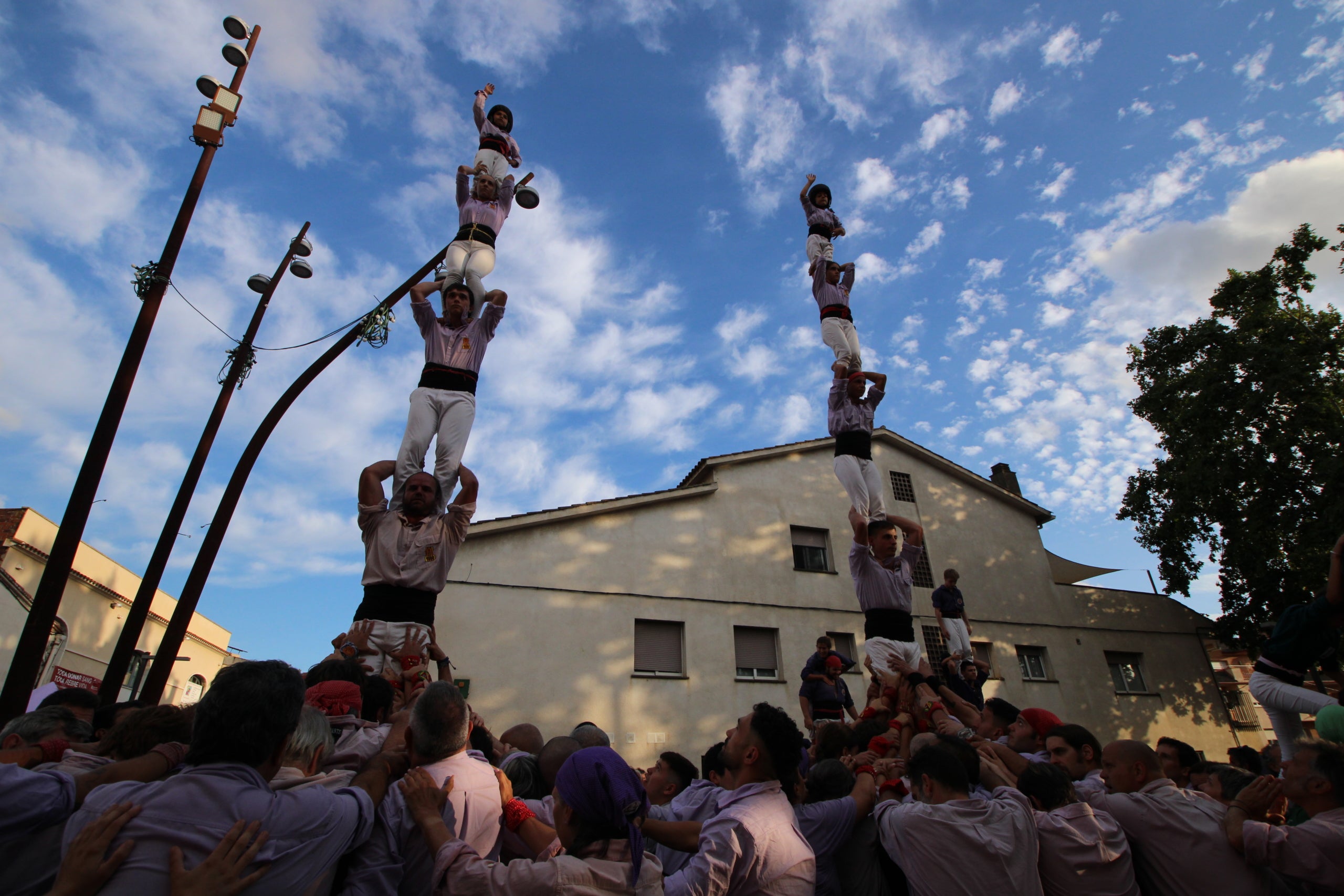 Els Minyons de Terrassa s'han posat les piles aquest cap de setmana per tal d'encarar el mes de setembre on voldran tornar a portar castells de gamma extra. Dissabte van actuar a Palau-solità i Plegamans i diumenge a Sitges. A l'actuació de dissabte els malves es van retrobar amb el 2 de 8 amb folre acompanyant-lo del 3 de 8 a primera ronda i el 4 de 8 a tercera ronda. Van tancar l'actuació amb 2 pilars de 5. Diumenge, es volien retrobar amb el 5 de 8, que va obrir la seva actuació, i el 3 de 9 amb folre, que van encarar a segona ronda. A tercera ronda van fer el segon 2 de 8 amb folre del cap de setmana. Van tancar la diada fent el pilar de 5 i quatre pilars de 4 simultanis.