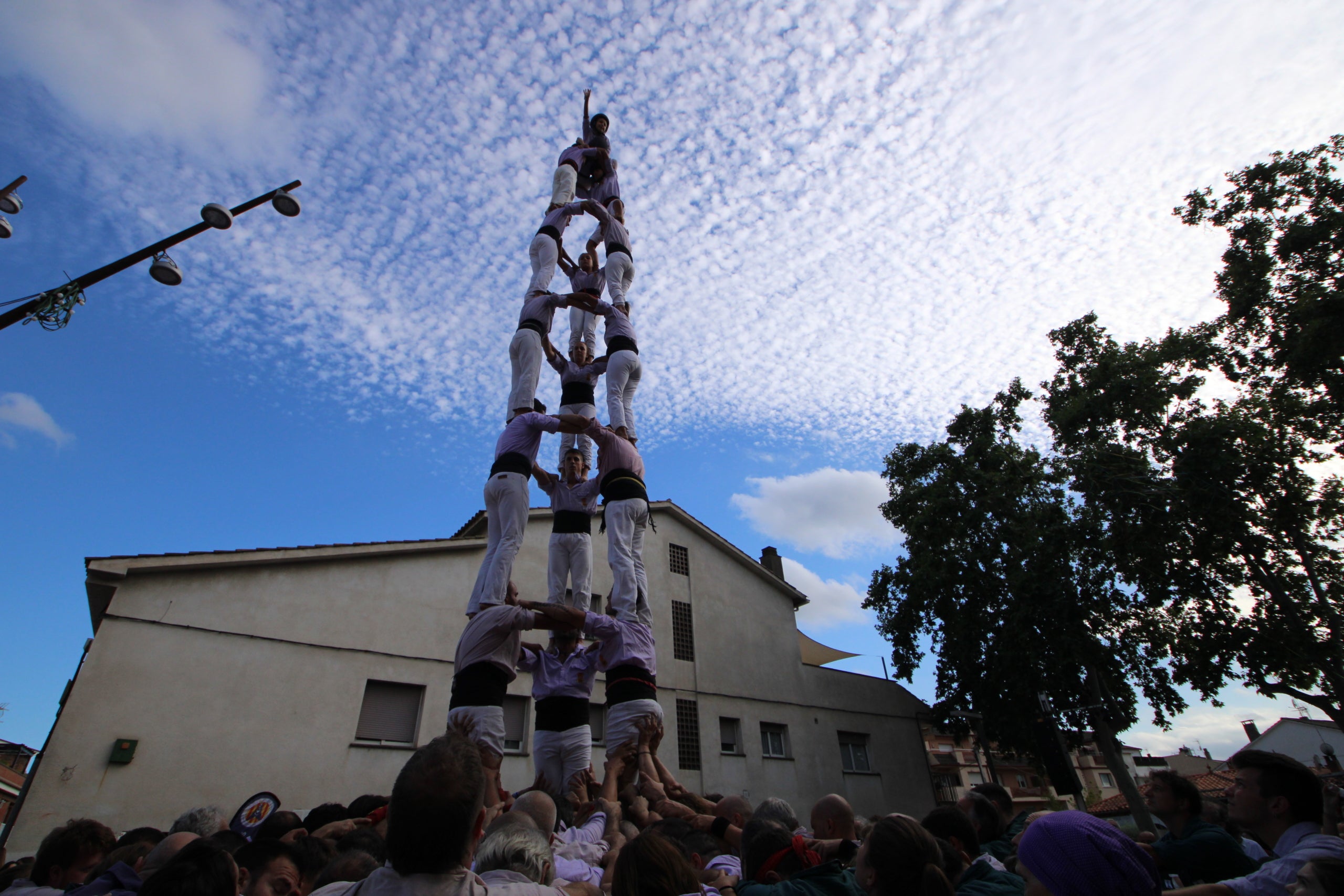 Els Minyons de Terrassa s'han posat les piles aquest cap de setmana per tal d'encarar el mes de setembre on voldran tornar a portar castells de gamma extra. Dissabte van actuar a Palau-solità i Plegamans i diumenge a Sitges. A l'actuació de dissabte els malves es van retrobar amb el 2 de 8 amb folre acompanyant-lo del 3 de 8 a primera ronda i el 4 de 8 a tercera ronda. Van tancar l'actuació amb 2 pilars de 5. Diumenge, es volien retrobar amb el 5 de 8, que va obrir la seva actuació, i el 3 de 9 amb folre, que van encarar a segona ronda. A tercera ronda van fer el segon 2 de 8 amb folre del cap de setmana. Van tancar la diada fent el pilar de 5 i quatre pilars de 4 simultanis.