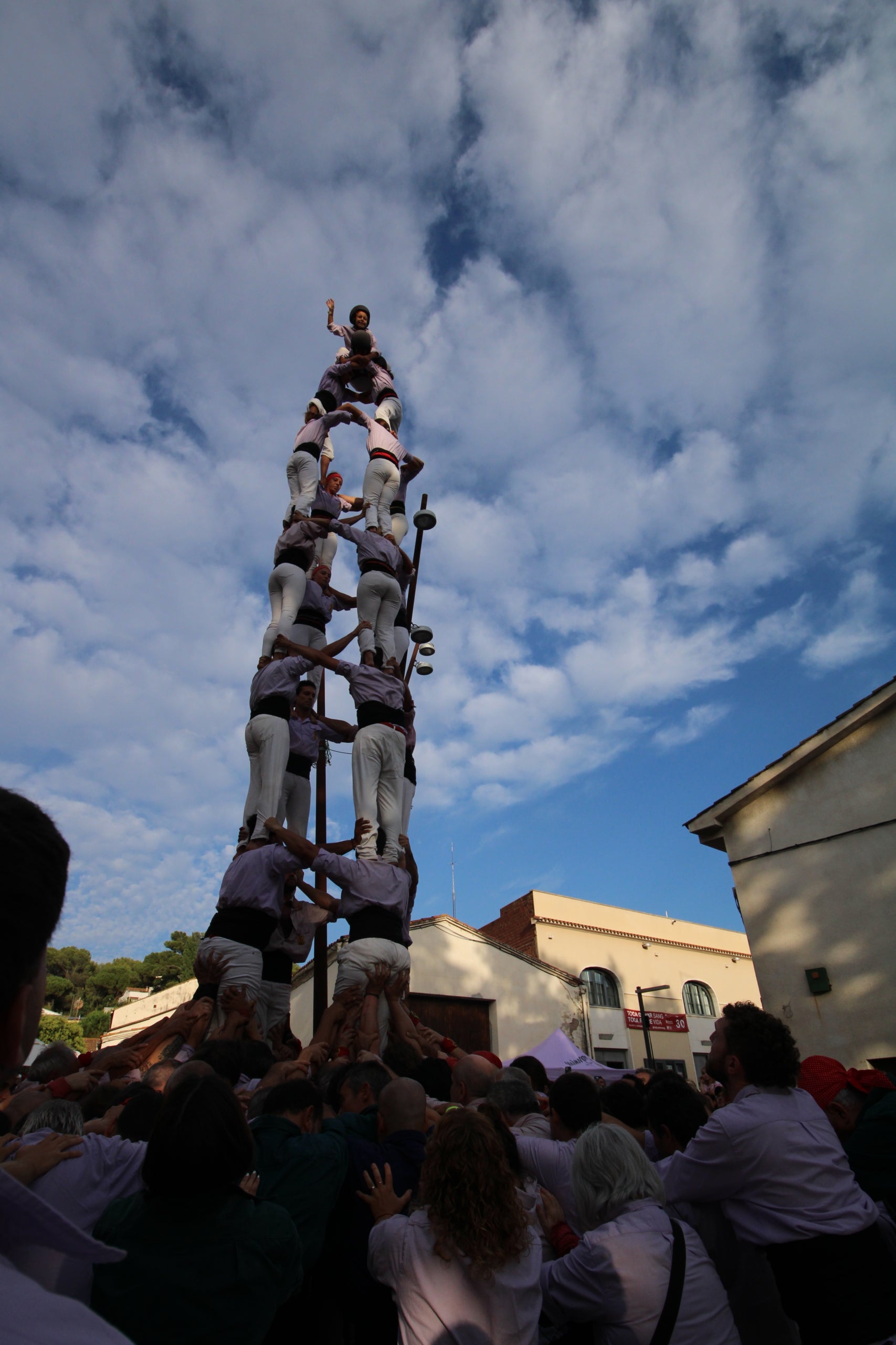 Els Minyons de Terrassa s'han posat les piles aquest cap de setmana per tal d'encarar el mes de setembre on voldran tornar a portar castells de gamma extra. Dissabte van actuar a Palau-solità i Plegamans i diumenge a Sitges. A l'actuació de dissabte els malves es van retrobar amb el 2 de 8 amb folre acompanyant-lo del 3 de 8 a primera ronda i el 4 de 8 a tercera ronda. Van tancar l'actuació amb 2 pilars de 5. Diumenge, es volien retrobar amb el 5 de 8, que va obrir la seva actuació, i el 3 de 9 amb folre, que van encarar a segona ronda. A tercera ronda van fer el segon 2 de 8 amb folre del cap de setmana. Van tancar la diada fent el pilar de 5 i quatre pilars de 4 simultanis.