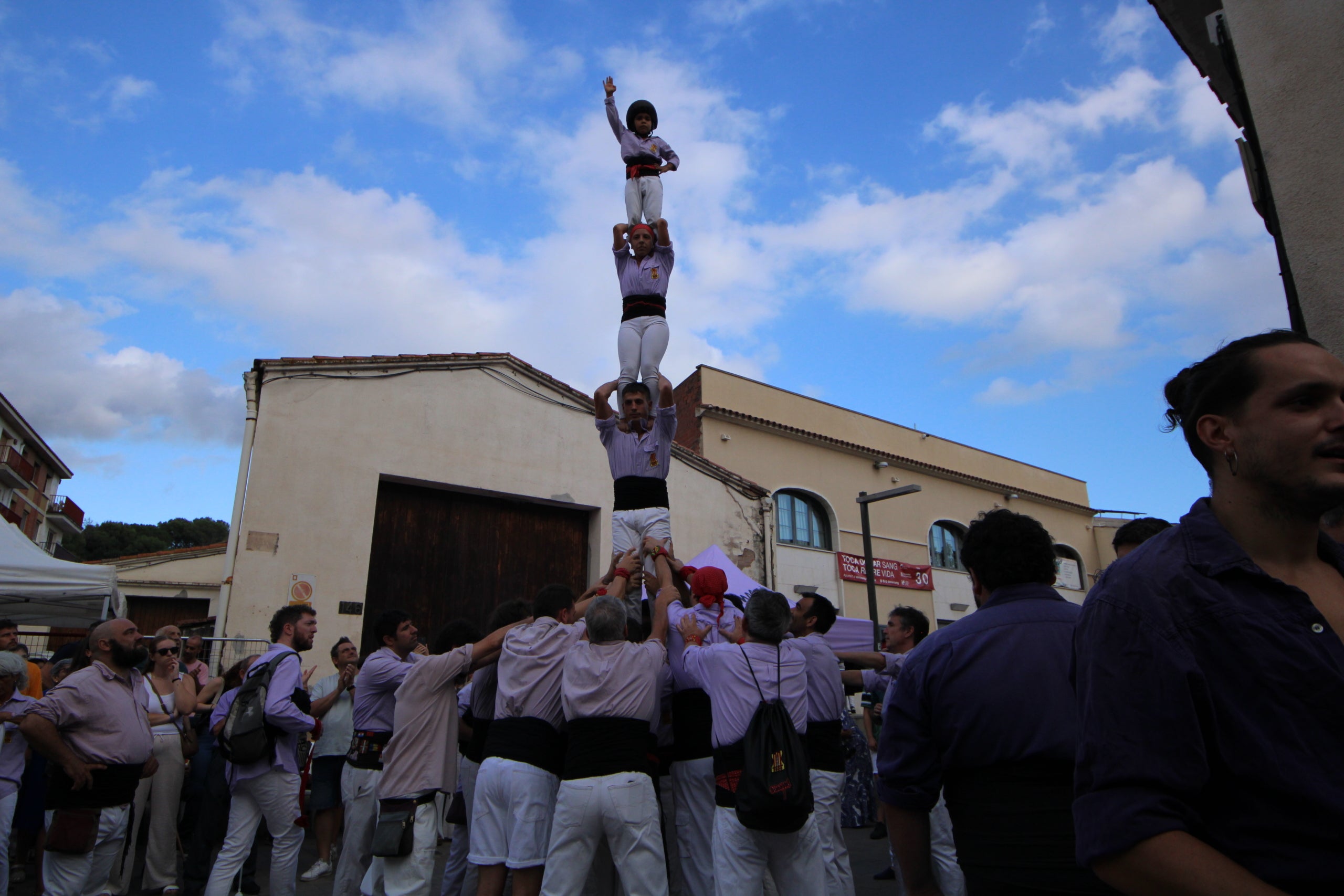Els Minyons de Terrassa s'han posat les piles aquest cap de setmana per tal d'encarar el mes de setembre on voldran tornar a portar castells de gamma extra. Dissabte van actuar a Palau-solità i Plegamans i diumenge a Sitges. A l'actuació de dissabte els malves es van retrobar amb el 2 de 8 amb folre acompanyant-lo del 3 de 8 a primera ronda i el 4 de 8 a tercera ronda. Van tancar l'actuació amb 2 pilars de 5. Diumenge, es volien retrobar amb el 5 de 8, que va obrir la seva actuació, i el 3 de 9 amb folre, que van encarar a segona ronda. A tercera ronda van fer el segon 2 de 8 amb folre del cap de setmana. Van tancar la diada fent el pilar de 5 i quatre pilars de 4 simultanis.