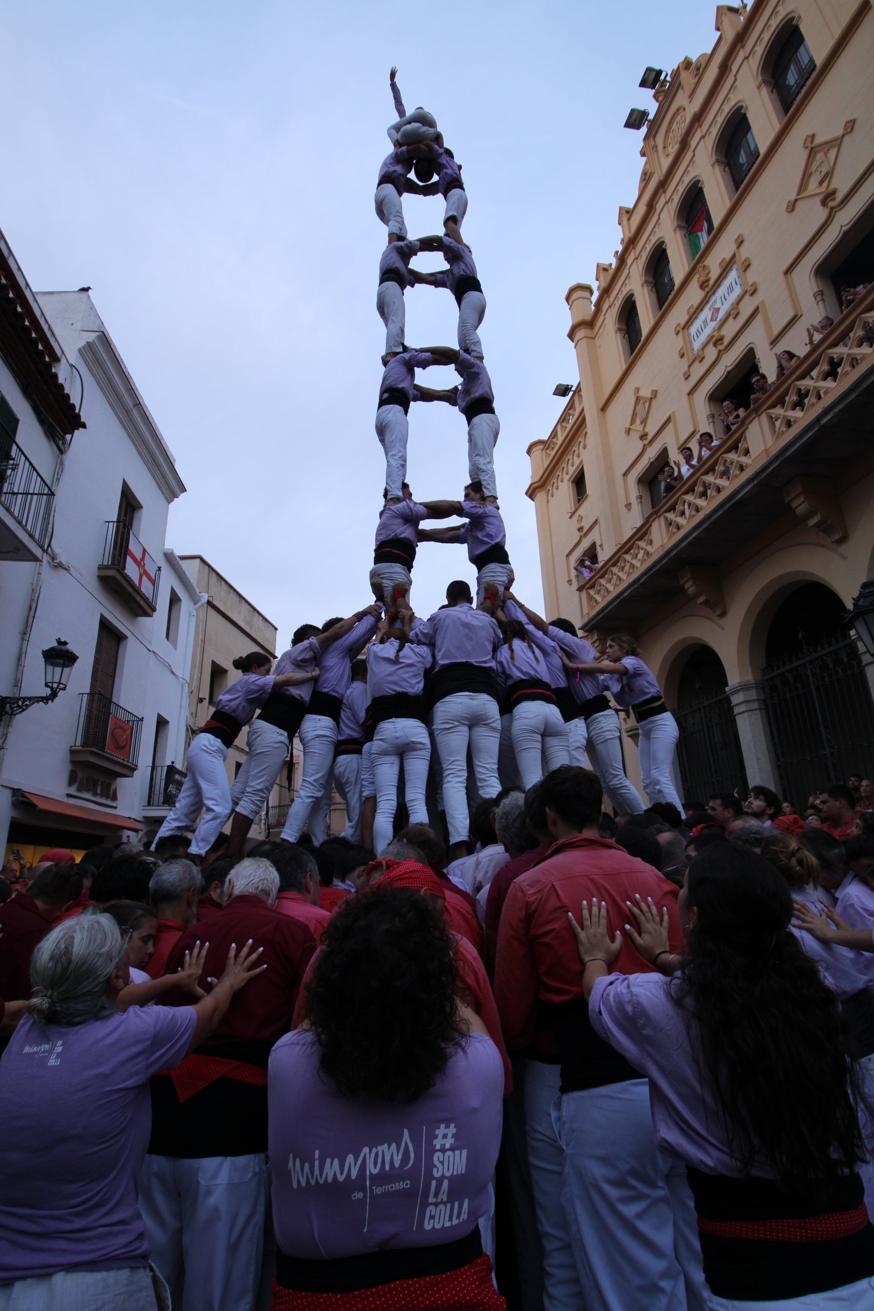 Els Minyons de Terrassa s'han posat les piles aquest cap de setmana per tal d'encarar el mes de setembre on voldran tornar a portar castells de gamma extra. Dissabte van actuar a Palau-solità i Plegamans i diumenge a Sitges. A l'actuació de dissabte els malves es van retrobar amb el 2 de 8 amb folre acompanyant-lo del 3 de 8 a primera ronda i el 4 de 8 a tercera ronda. Van tancar l'actuació amb 2 pilars de 5. Diumenge, es volien retrobar amb el 5 de 8, que va obrir la seva actuació, i el 3 de 9 amb folre, que van encarar a segona ronda. A tercera ronda van fer el segon 2 de 8 amb folre del cap de setmana. Van tancar la diada fent el pilar de 5 i quatre pilars de 4 simultanis.