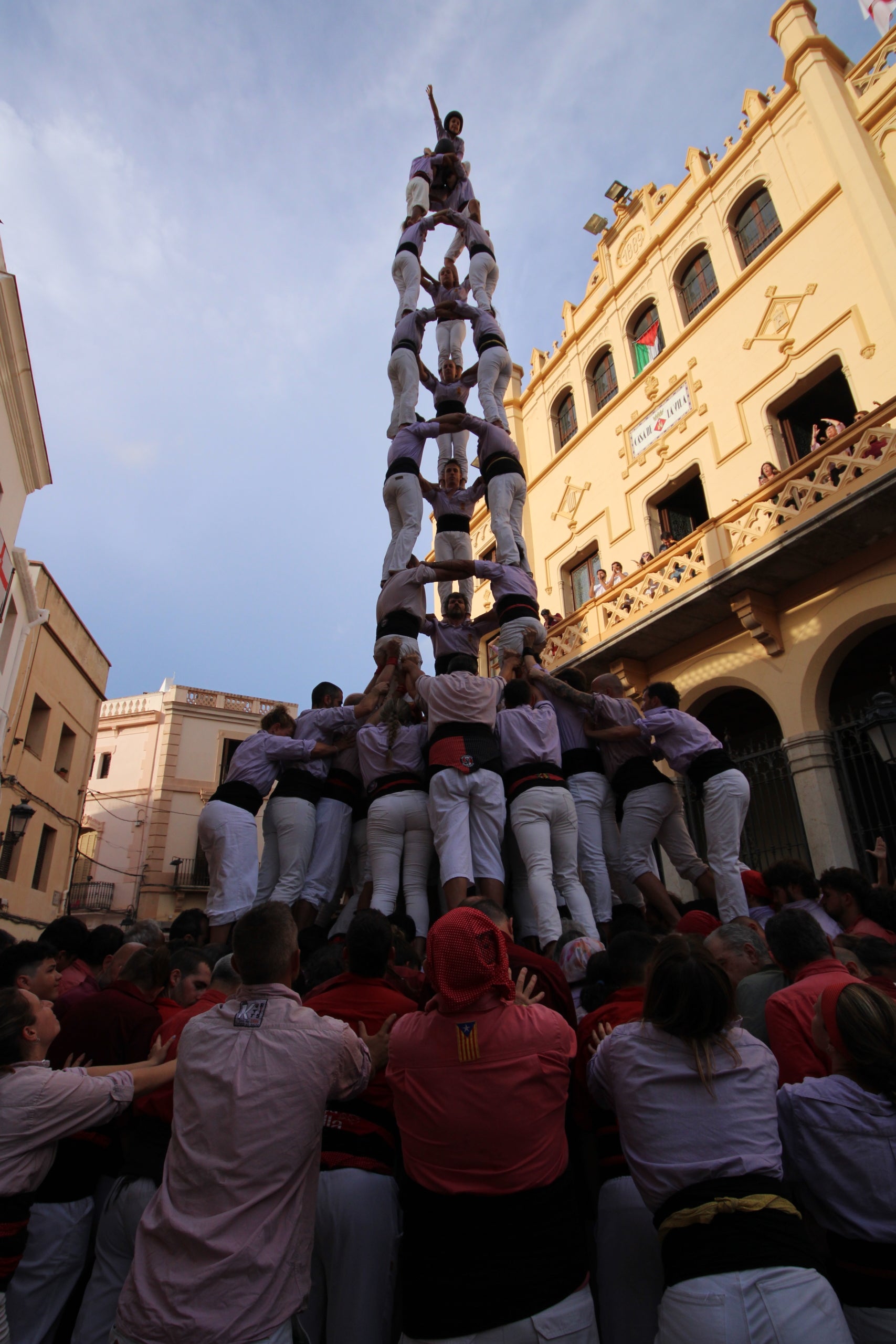 Els Minyons de Terrassa s'han posat les piles aquest cap de setmana per tal d'encarar el mes de setembre on voldran tornar a portar castells de gamma extra. Dissabte van actuar a Palau-solità i Plegamans i diumenge a Sitges. A l'actuació de dissabte els malves es van retrobar amb el 2 de 8 amb folre acompanyant-lo del 3 de 8 a primera ronda i el 4 de 8 a tercera ronda. Van tancar l'actuació amb 2 pilars de 5. Diumenge, es volien retrobar amb el 5 de 8, que va obrir la seva actuació, i el 3 de 9 amb folre, que van encarar a segona ronda. A tercera ronda van fer el segon 2 de 8 amb folre del cap de setmana. Van tancar la diada fent el pilar de 5 i quatre pilars de 4 simultanis.