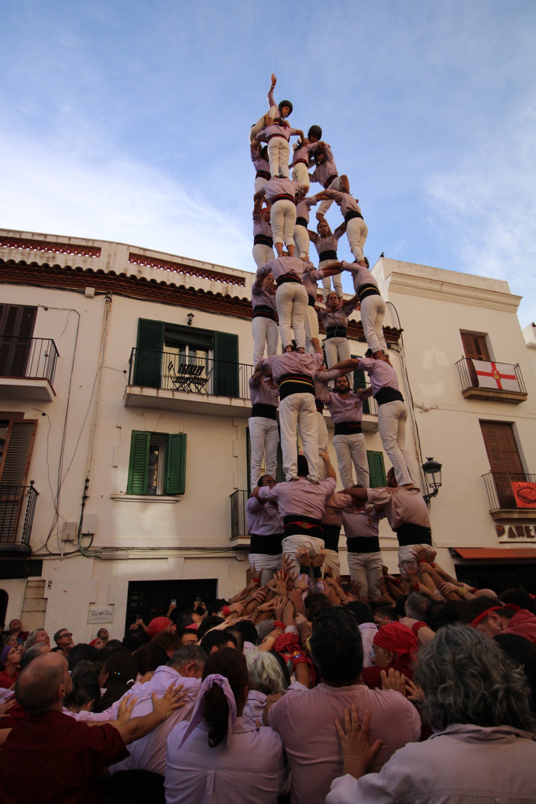 Els Minyons de Terrassa s'han posat les piles aquest cap de setmana per tal d'encarar el mes de setembre on voldran tornar a portar castells de gamma extra. Dissabte van actuar a Palau-solità i Plegamans i diumenge a Sitges. A l'actuació de dissabte els malves es van retrobar amb el 2 de 8 amb folre acompanyant-lo del 3 de 8 a primera ronda i el 4 de 8 a tercera ronda. Van tancar l'actuació amb 2 pilars de 5. Diumenge, es volien retrobar amb el 5 de 8, que va obrir la seva actuació, i el 3 de 9 amb folre, que van encarar a segona ronda. A tercera ronda van fer el segon 2 de 8 amb folre del cap de setmana. Van tancar la diada fent el pilar de 5 i quatre pilars de 4 simultanis.