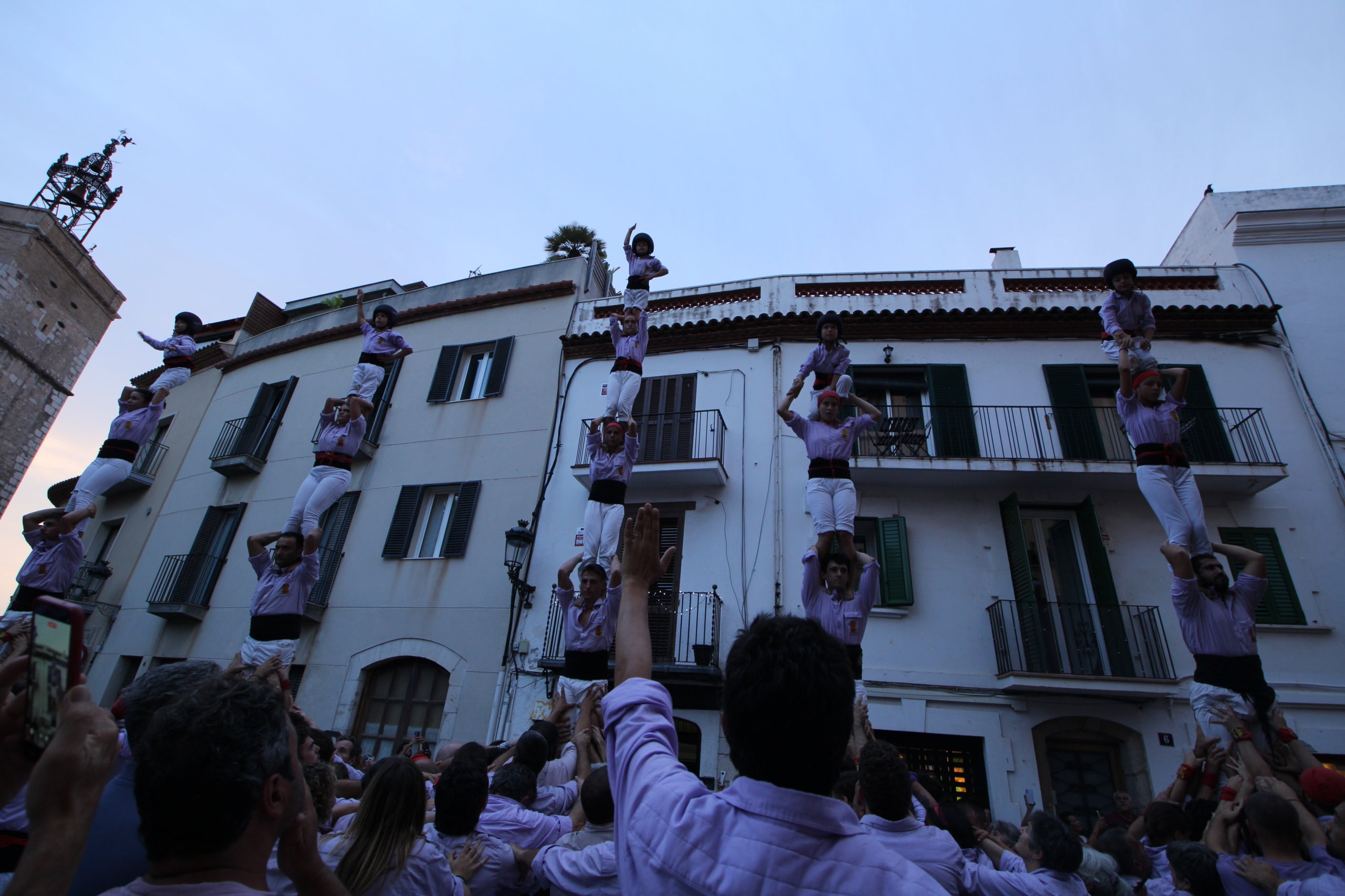 Els Minyons de Terrassa s'han posat les piles aquest cap de setmana per tal d'encarar el mes de setembre on voldran tornar a portar castells de gamma extra. Dissabte van actuar a Palau-solità i Plegamans i diumenge a Sitges. A l'actuació de dissabte els malves es van retrobar amb el 2 de 8 amb folre acompanyant-lo del 3 de 8 a primera ronda i el 4 de 8 a tercera ronda. Van tancar l'actuació amb 2 pilars de 5. Diumenge, es volien retrobar amb el 5 de 8, que va obrir la seva actuació, i el 3 de 9 amb folre, que van encarar a segona ronda. A tercera ronda van fer el segon 2 de 8 amb folre del cap de setmana. Van tancar la diada fent el pilar de 5 i quatre pilars de 4 simultanis.