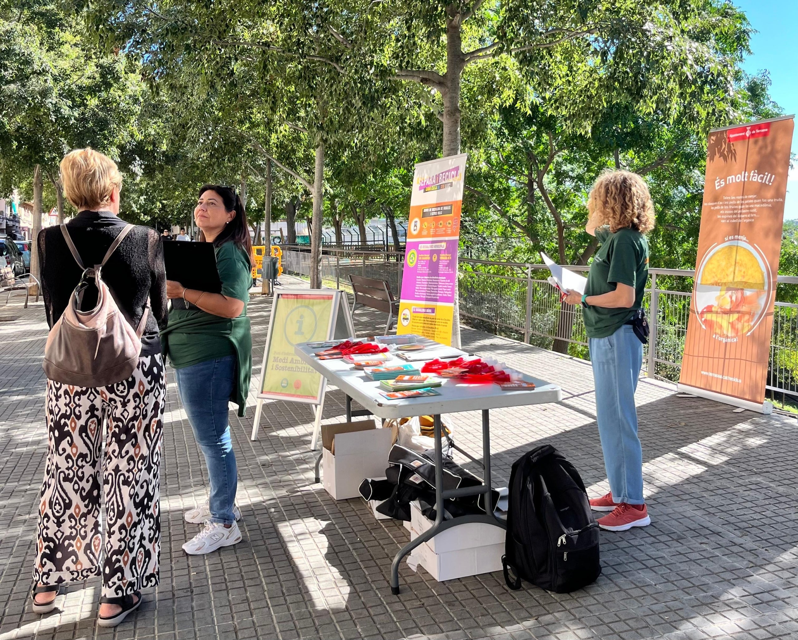 Una carpa informativa per fomentar el reciclatge i la cura dels animals domèstics a Can Palet | Ajuntament de Terrassa
