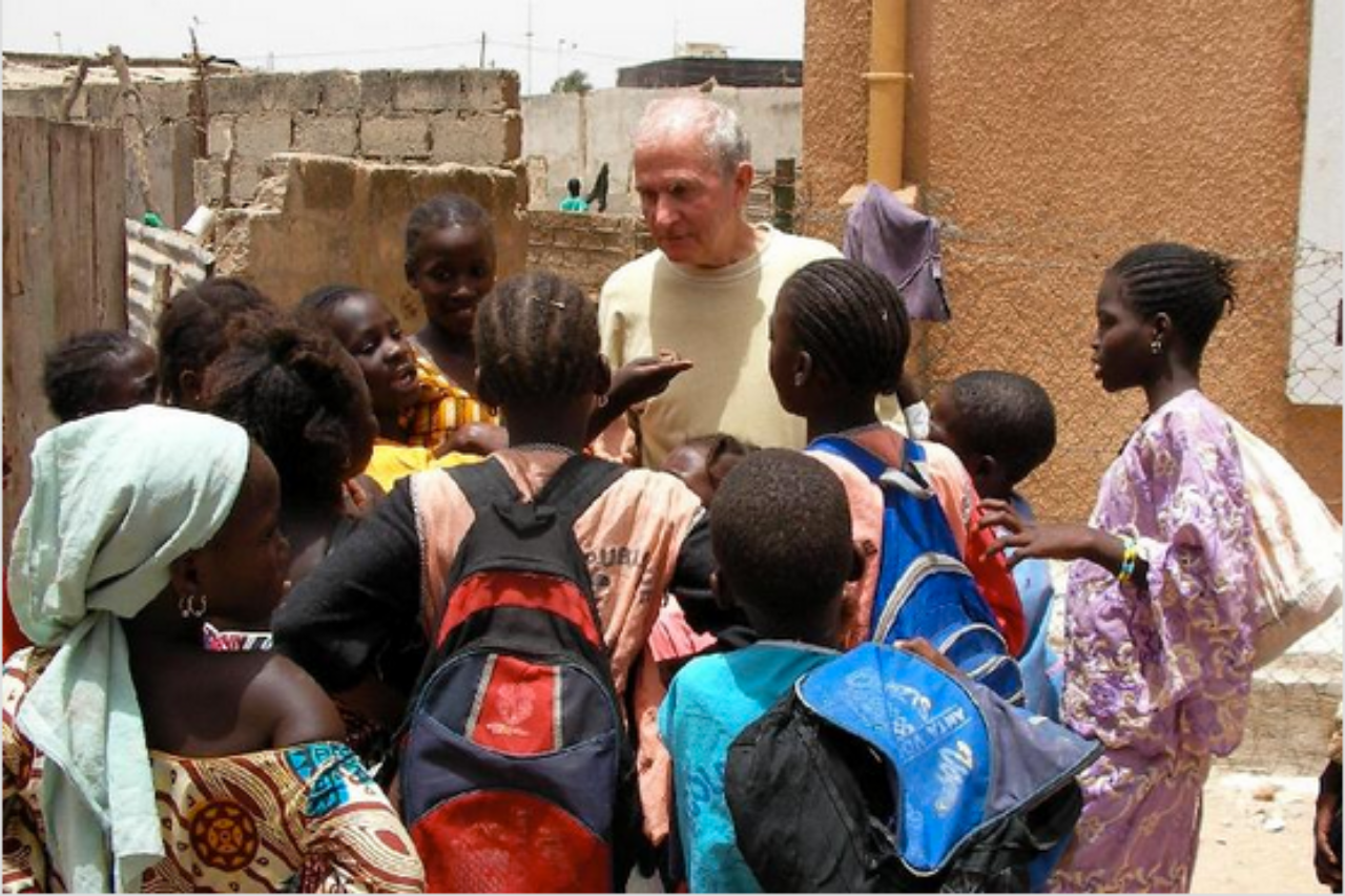 Ferran Sans amb alguns dels infants que es beneficien dels projectes de l'ONG | ONG Amics d'en Ferran