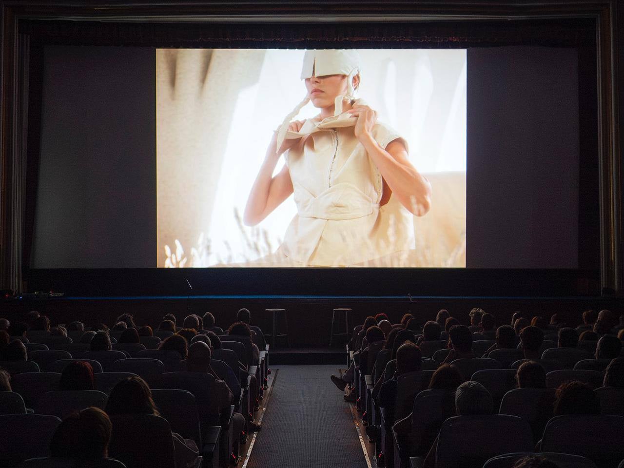 Estreno del Fashion Film 'Els teixits nus' con Guillem Beltrà y Txell Miras, dentro del Festival Moaré | Miquel Badia BCF