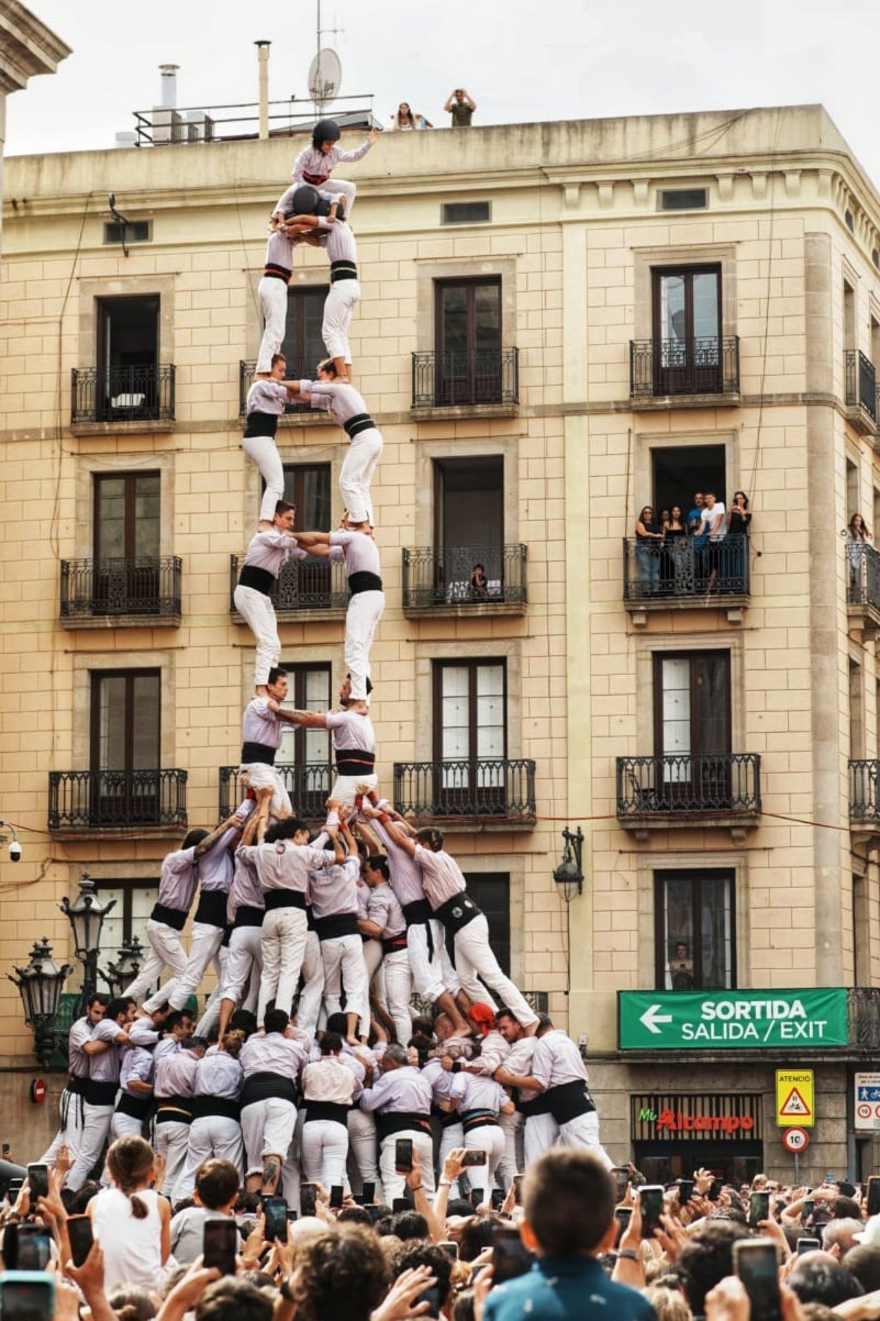 Actuació brillant dels Minyons de Terrassa aquest diumenge al migdia a la Plaça Sant Jaume de Barcelona, en el marc de les Festes de la Mercè. Els malves han aconseguit completar el seu objectiu de la jornada descarregant el primer 5 de 9 amb folre de la temporada. L'actuació ha començat amb un pilar de 4 caminat que ha donat pas a la primera ronda de castells. Ha estat llavors quan els Minyons han signat el seu primer gran èxit del dia, descarregant amb autoritat el 5 de 9 amb folre. A continuació, els terrassencs han descarregat amb una gran solvència, el 2 de 9 amb folre i manilles, un altre castell de gamma extra, i el clàssic tres de nou amb folre (3d9f), tancant les rondes amb una exhibició de força i tècnica. La diada s'ha completat amb el treballat pilar de sis i culminant el pilar de 5 acompanyat de quatre pilars de 4 simultanis de comiat.