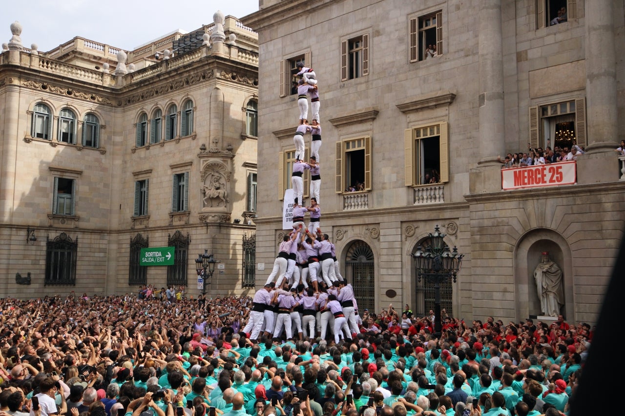 Actuació brillant dels Minyons de Terrassa aquest diumenge al migdia a la Plaça Sant Jaume de Barcelona, en el marc de les Festes de la Mercè. Els malves han aconseguit completar el seu objectiu de la jornada descarregant el primer 5 de 9 amb folre de la temporada. L'actuació ha començat amb un pilar de 4 caminat que ha donat pas a la primera ronda de castells. Ha estat llavors quan els Minyons han signat el seu primer gran èxit del dia, descarregant amb autoritat el 5 de 9 amb folre. A continuació, els terrassencs han descarregat amb una gran solvència, el 2 de 9 amb folre i manilles, un altre castell de gamma extra, i el clàssic tres de nou amb folre (3d9f), tancant les rondes amb una exhibició de força i tècnica. La diada s'ha completat amb el treballat pilar de sis i culminant el pilar de 5 acompanyat de quatre pilars de 4 simultanis de comiat.