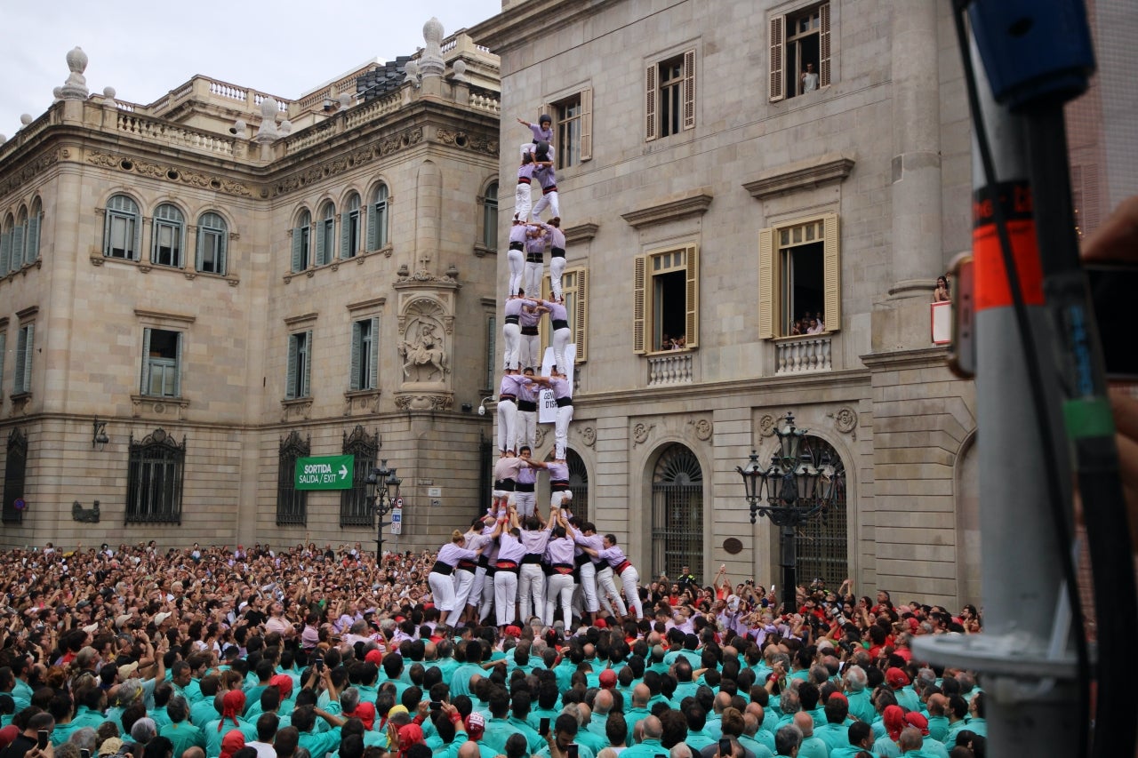 Actuació brillant dels Minyons de Terrassa aquest diumenge al migdia a la Plaça Sant Jaume de Barcelona, en el marc de les Festes de la Mercè. Els malves han aconseguit completar el seu objectiu de la jornada descarregant el primer 5 de 9 amb folre de la temporada. L'actuació ha començat amb un pilar de 4 caminat que ha donat pas a la primera ronda de castells. Ha estat llavors quan els Minyons han signat el seu primer gran èxit del dia, descarregant amb autoritat el 5 de 9 amb folre. A continuació, els terrassencs han descarregat amb una gran solvència, el 2 de 9 amb folre i manilles, un altre castell de gamma extra, i el clàssic tres de nou amb folre (3d9f), tancant les rondes amb una exhibició de força i tècnica. La diada s'ha completat amb el treballat pilar de sis i culminant el pilar de 5 acompanyat de quatre pilars de 4 simultanis de comiat.
