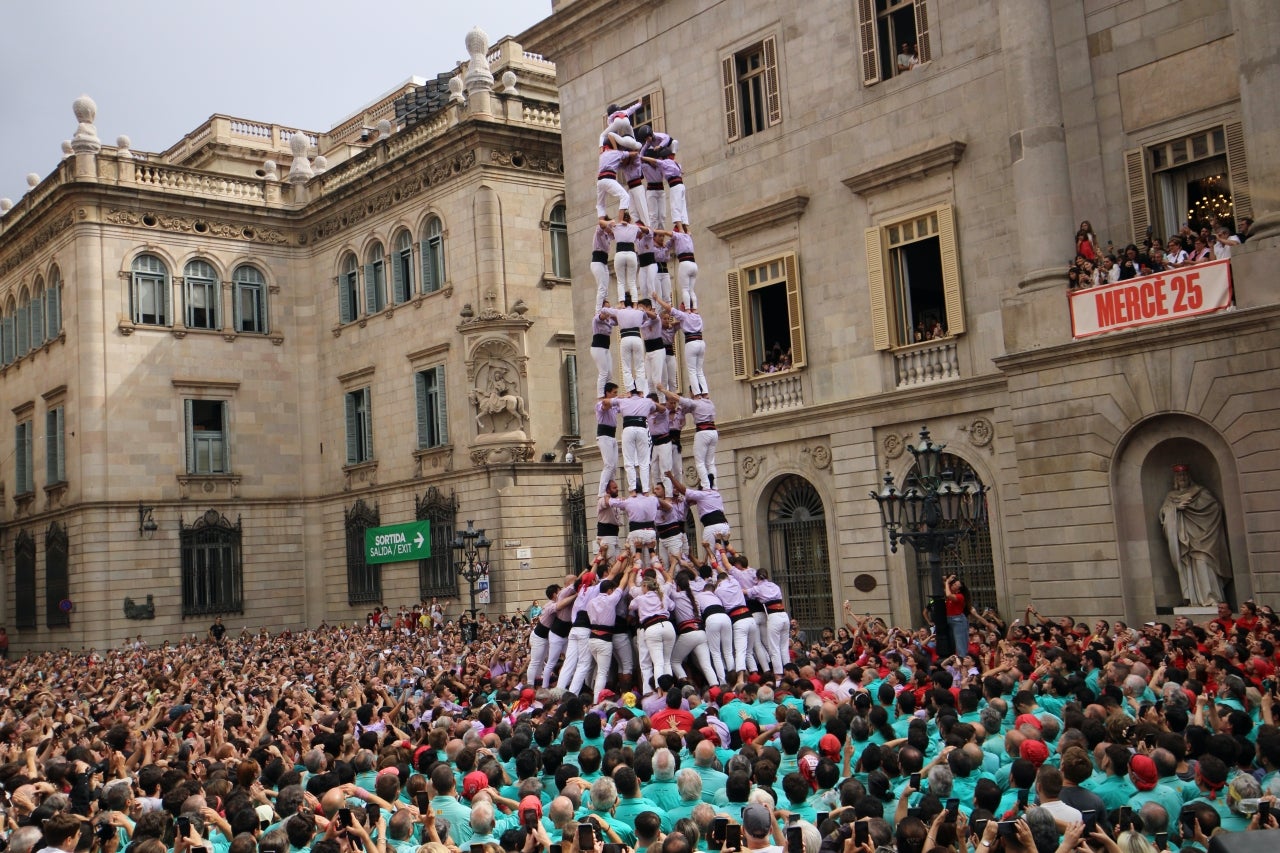 Actuació brillant dels Minyons de Terrassa aquest diumenge al migdia a la Plaça Sant Jaume de Barcelona, en el marc de les Festes de la Mercè. Els malves han aconseguit completar el seu objectiu de la jornada descarregant el primer 5 de 9 amb folre de la temporada. L'actuació ha començat amb un pilar de 4 caminat que ha donat pas a la primera ronda de castells. Ha estat llavors quan els Minyons han signat el seu primer gran èxit del dia, descarregant amb autoritat el 5 de 9 amb folre. A continuació, els terrassencs han descarregat amb una gran solvència, el 2 de 9 amb folre i manilles, un altre castell de gamma extra, i el clàssic tres de nou amb folre (3d9f), tancant les rondes amb una exhibició de força i tècnica. La diada s'ha completat amb el treballat pilar de sis i culminant el pilar de 5 acompanyat de quatre pilars de 4 simultanis de comiat.
