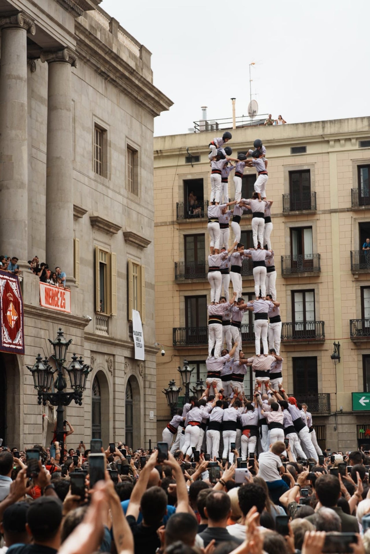 Actuació brillant dels Minyons de Terrassa aquest diumenge al migdia a la Plaça Sant Jaume de Barcelona, en el marc de les Festes de la Mercè. Els malves han aconseguit completar el seu objectiu de la jornada descarregant el primer 5 de 9 amb folre de la temporada. L'actuació ha començat amb un pilar de 4 caminat que ha donat pas a la primera ronda de castells. Ha estat llavors quan els Minyons han signat el seu primer gran èxit del dia, descarregant amb autoritat el 5 de 9 amb folre. A continuació, els terrassencs han descarregat amb una gran solvència, el 2 de 9 amb folre i manilles, un altre castell de gamma extra, i el clàssic tres de nou amb folre (3d9f), tancant les rondes amb una exhibició de força i tècnica. La diada s'ha completat amb el treballat pilar de sis i culminant el pilar de 5 acompanyat de quatre pilars de 4 simultanis de comiat.