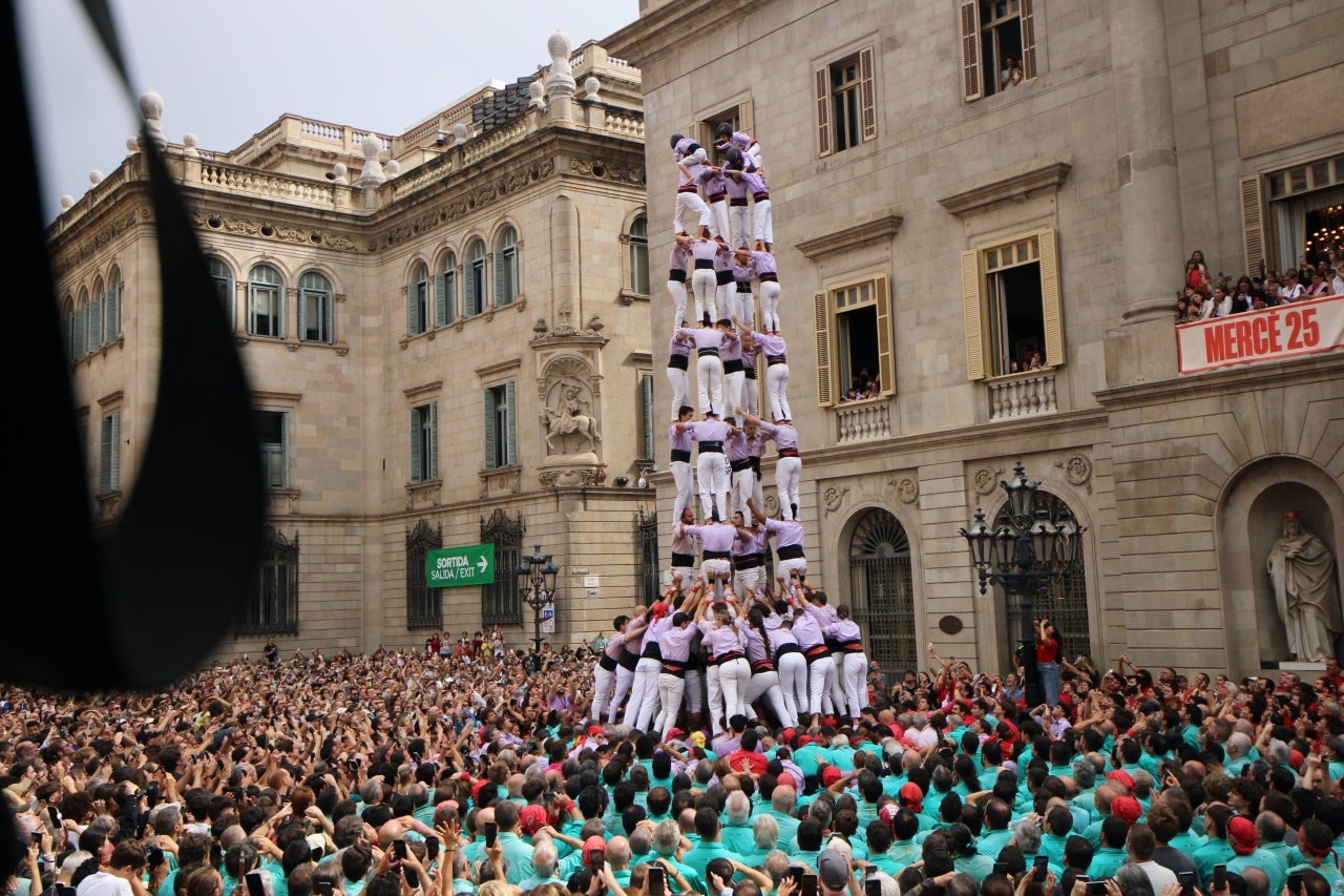 Actuació brillant dels Minyons de Terrassa aquest diumenge al migdia a la Plaça Sant Jaume de Barcelona, en el marc de les Festes de la Mercè. Els malves han aconseguit completar el seu objectiu de la jornada descarregant el primer 5 de 9 amb folre de la temporada. L'actuació ha començat amb un pilar de 4 caminat que ha donat pas a la primera ronda de castells. Ha estat llavors quan els Minyons han signat el seu primer gran èxit del dia, descarregant amb autoritat el 5 de 9 amb folre. A continuació, els terrassencs han descarregat amb una gran solvència, el 2 de 9 amb folre i manilles, un altre castell de gamma extra, i el clàssic tres de nou amb folre (3d9f), tancant les rondes amb una exhibició de força i tècnica. La diada s'ha completat amb el treballat pilar de sis i culminant el pilar de 5 acompanyat de quatre pilars de 4 simultanis de comiat.