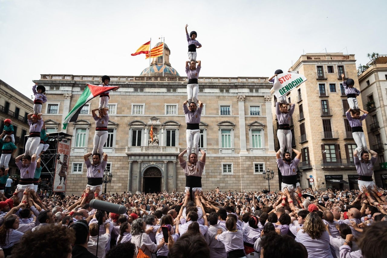Actuació brillant dels Minyons de Terrassa aquest diumenge al migdia a la Plaça Sant Jaume de Barcelona, en el marc de les Festes de la Mercè. Els malves han aconseguit completar el seu objectiu de la jornada descarregant el primer 5 de 9 amb folre de la temporada. L'actuació ha començat amb un pilar de 4 caminat que ha donat pas a la primera ronda de castells. Ha estat llavors quan els Minyons han signat el seu primer gran èxit del dia, descarregant amb autoritat el 5 de 9 amb folre. A continuació, els terrassencs han descarregat amb una gran solvència, el 2 de 9 amb folre i manilles, un altre castell de gamma extra, i el clàssic tres de nou amb folre (3d9f), tancant les rondes amb una exhibició de força i tècnica. La diada s'ha completat amb el treballat pilar de sis i culminant el pilar de 5 acompanyat de quatre pilars de 4 simultanis de comiat.