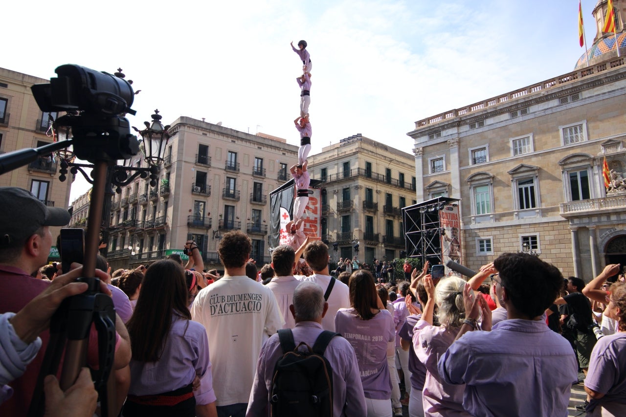 Actuació brillant dels Minyons de Terrassa aquest diumenge al migdia a la Plaça Sant Jaume de Barcelona, en el marc de les Festes de la Mercè. Els malves han aconseguit completar el seu objectiu de la jornada descarregant el primer 5 de 9 amb folre de la temporada. L'actuació ha començat amb un pilar de 4 caminat que ha donat pas a la primera ronda de castells. Ha estat llavors quan els Minyons han signat el seu primer gran èxit del dia, descarregant amb autoritat el 5 de 9 amb folre. A continuació, els terrassencs han descarregat amb una gran solvència, el 2 de 9 amb folre i manilles, un altre castell de gamma extra, i el clàssic tres de nou amb folre (3d9f), tancant les rondes amb una exhibició de força i tècnica. La diada s'ha completat amb el treballat pilar de sis i culminant el pilar de 5 acompanyat de quatre pilars de 4 simultanis de comiat.