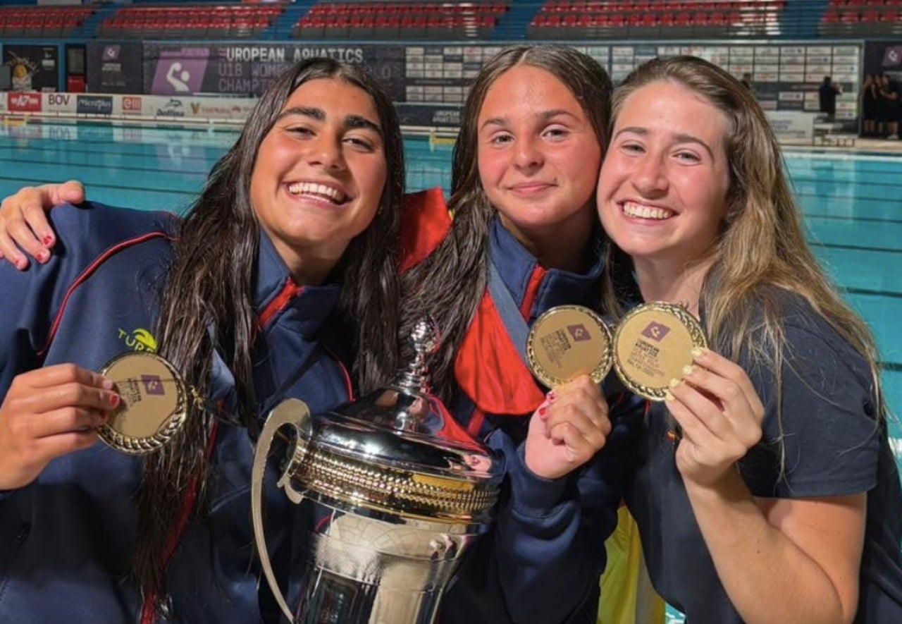Martina Fernández i Maria Manso amb la seva companya Cristina Cantero i les medalles d'or de l'Europeu | RFEN 