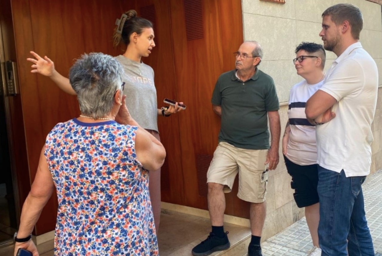 Vecinos de la calle Rovira i Brusi con el concejal de la oposición Javier García (PSC). | Rocío Toral