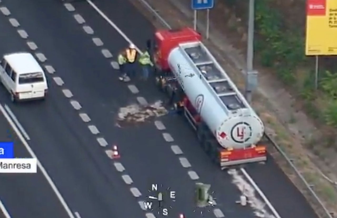 Un camió ha patit una fuita de gasoil a la C-16 a Terrassa | Trànsit