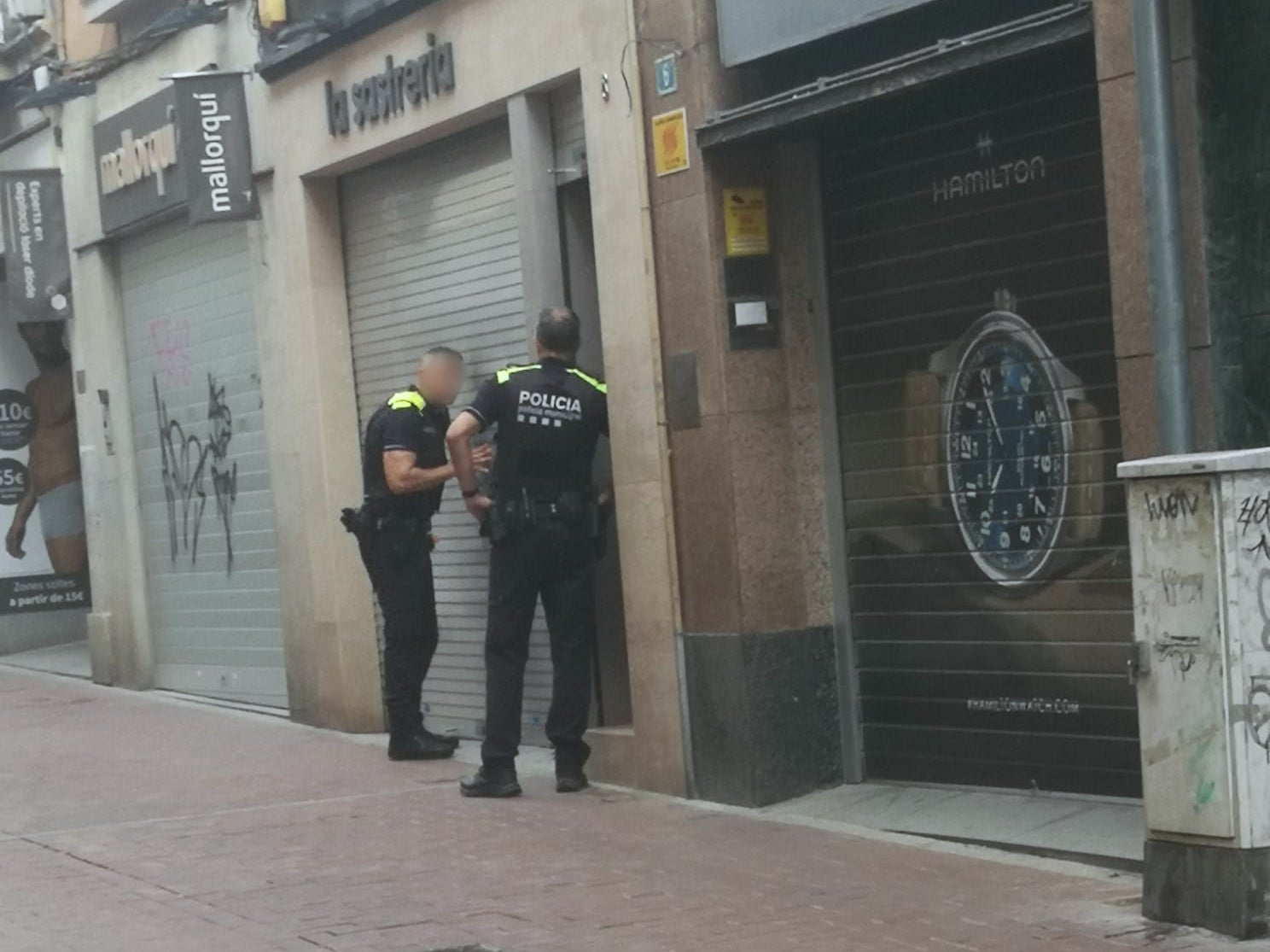 La Policía Municipal de Terrassa auxiliando a un ciudadano atrapado en la tienda | F.T.