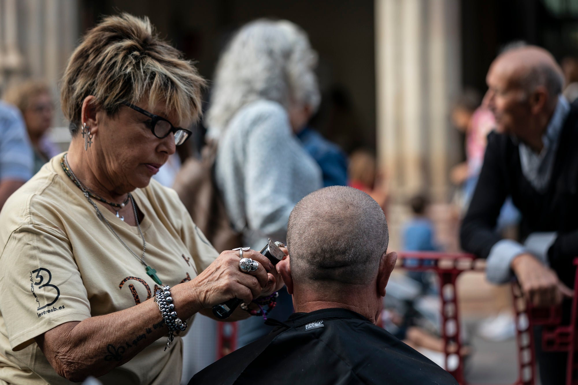 Tarda solidària al Raval de Terrassa per participar en la campanya “Posa’t al seu cap”, impulsada per l’entitat Policias x Valientes. L’objectiu ha estat recaptar fons per a la investigació del càncer infantil i la millor manera era deixar-se prendre el pèl. A canvi d’un donatiu de 7 euros, els terrassencs podien tallar-se els cabells. 