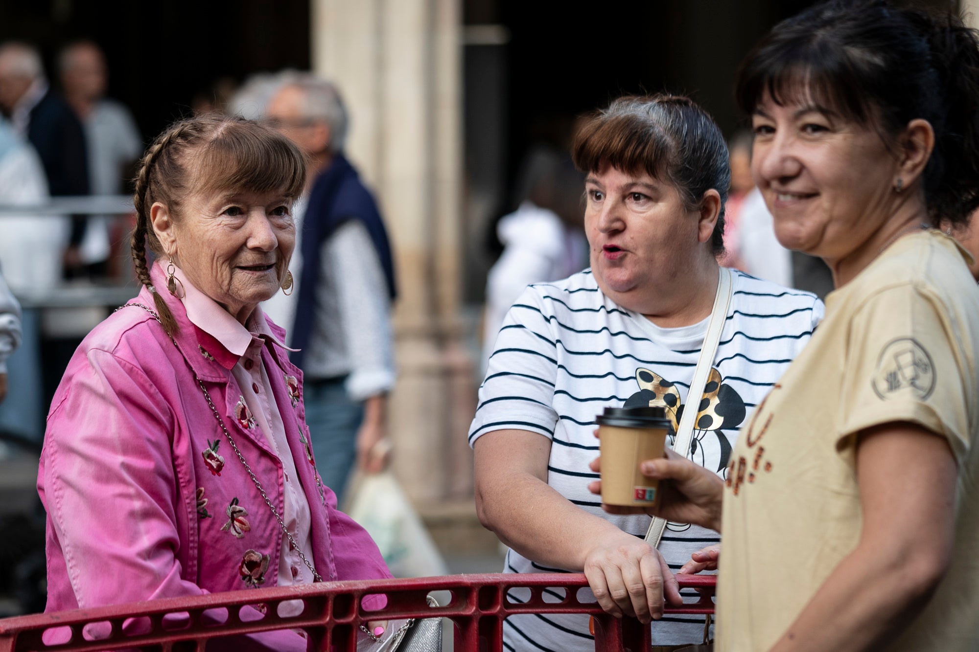 Tarda solidària al Raval de Terrassa per participar en la campanya “Posa’t al seu cap”, impulsada per l’entitat Policias x Valientes. L’objectiu ha estat recaptar fons per a la investigació del càncer infantil i la millor manera era deixar-se prendre el pèl. A canvi d’un donatiu de 7 euros, els terrassencs podien tallar-se els cabells. 