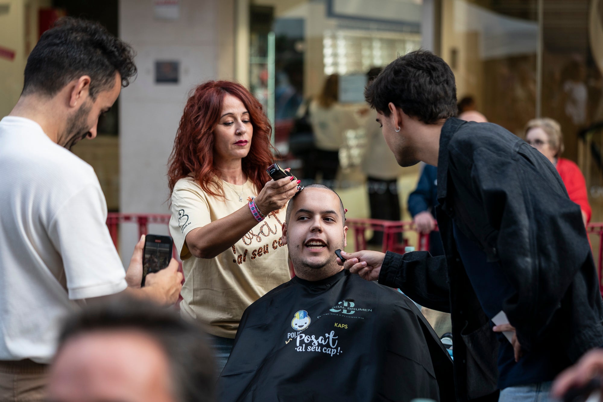 Tarda solidària al Raval de Terrassa per participar en la campanya “Posa’t al seu cap”, impulsada per l’entitat Policias x Valientes. L’objectiu ha estat recaptar fons per a la investigació del càncer infantil i la millor manera era deixar-se prendre el pèl. A canvi d’un donatiu de 7 euros, els terrassencs podien tallar-se els cabells. 