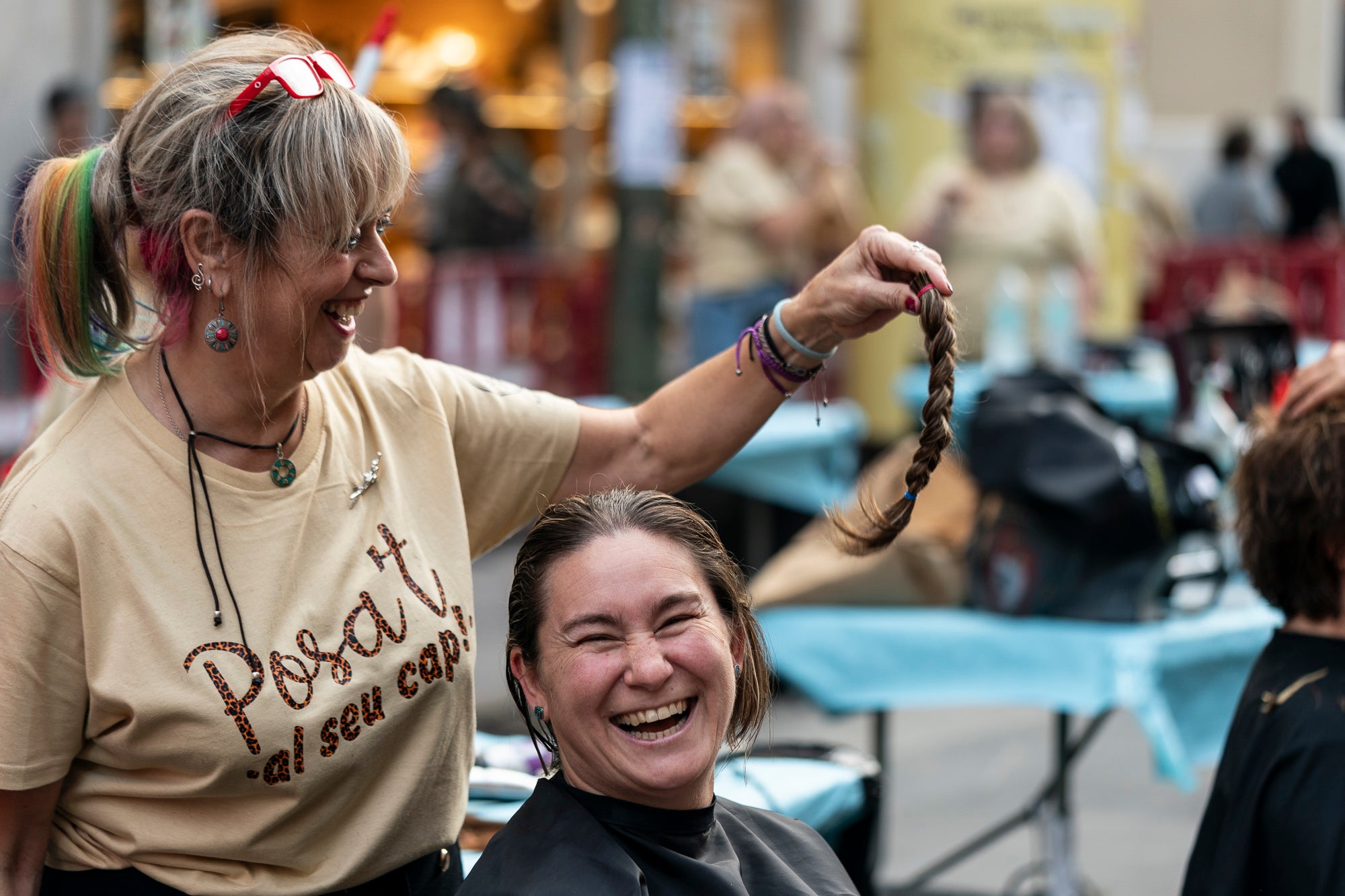 Tarda solidària al Raval de Terrassa per participar en la campanya “Posa’t al seu cap”, impulsada per l’entitat Policias x Valientes. L’objectiu ha estat recaptar fons per a la investigació del càncer infantil i la millor manera era deixar-se prendre el pèl. A canvi d’un donatiu de 7 euros, els terrassencs podien tallar-se els cabells. 