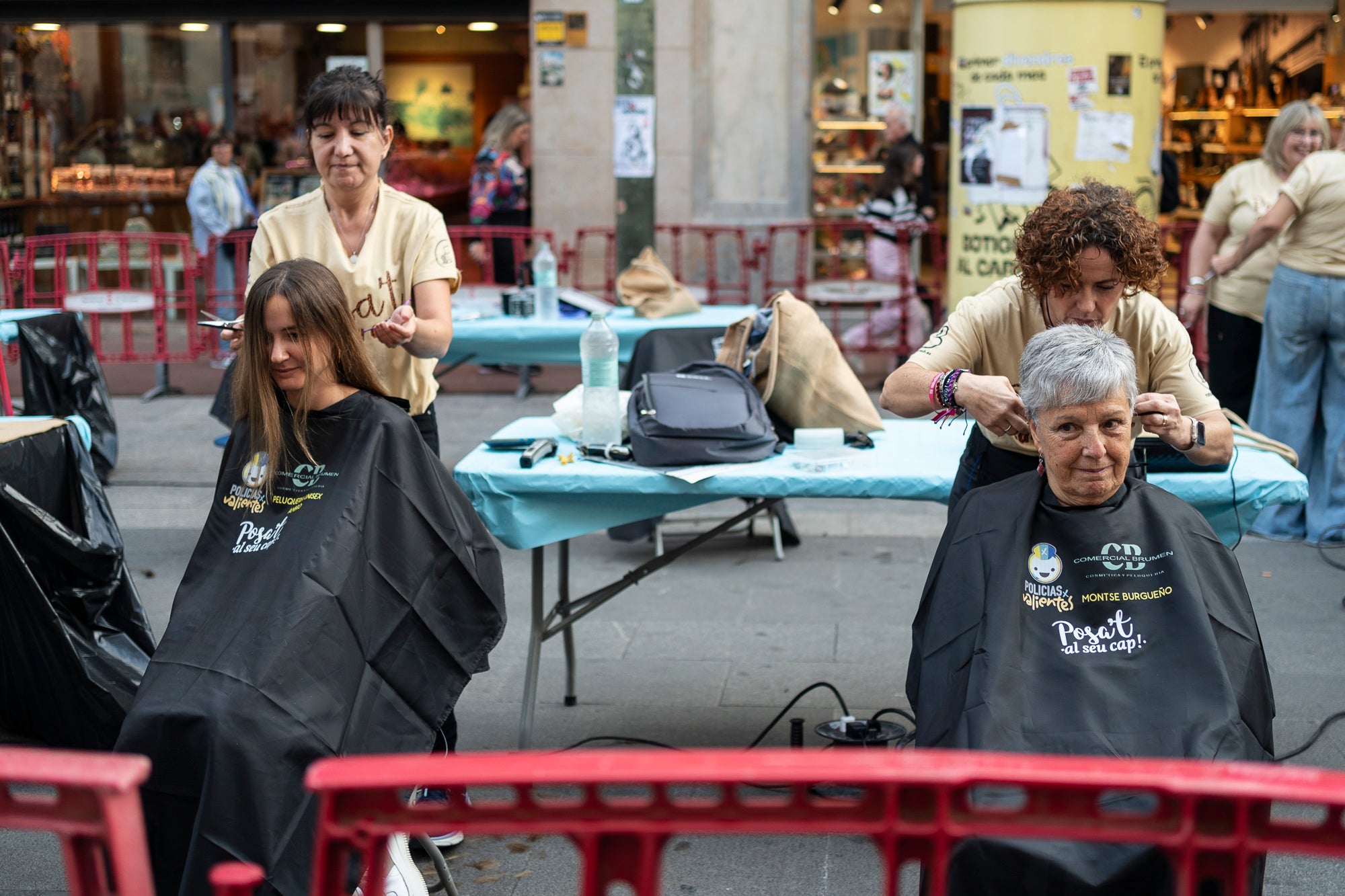 Tarda solidària al Raval de Terrassa per participar en la campanya “Posa’t al seu cap”, impulsada per l’entitat Policias x Valientes. L’objectiu ha estat recaptar fons per a la investigació del càncer infantil i la millor manera era deixar-se prendre el pèl. A canvi d’un donatiu de 7 euros, els terrassencs podien tallar-se els cabells. 