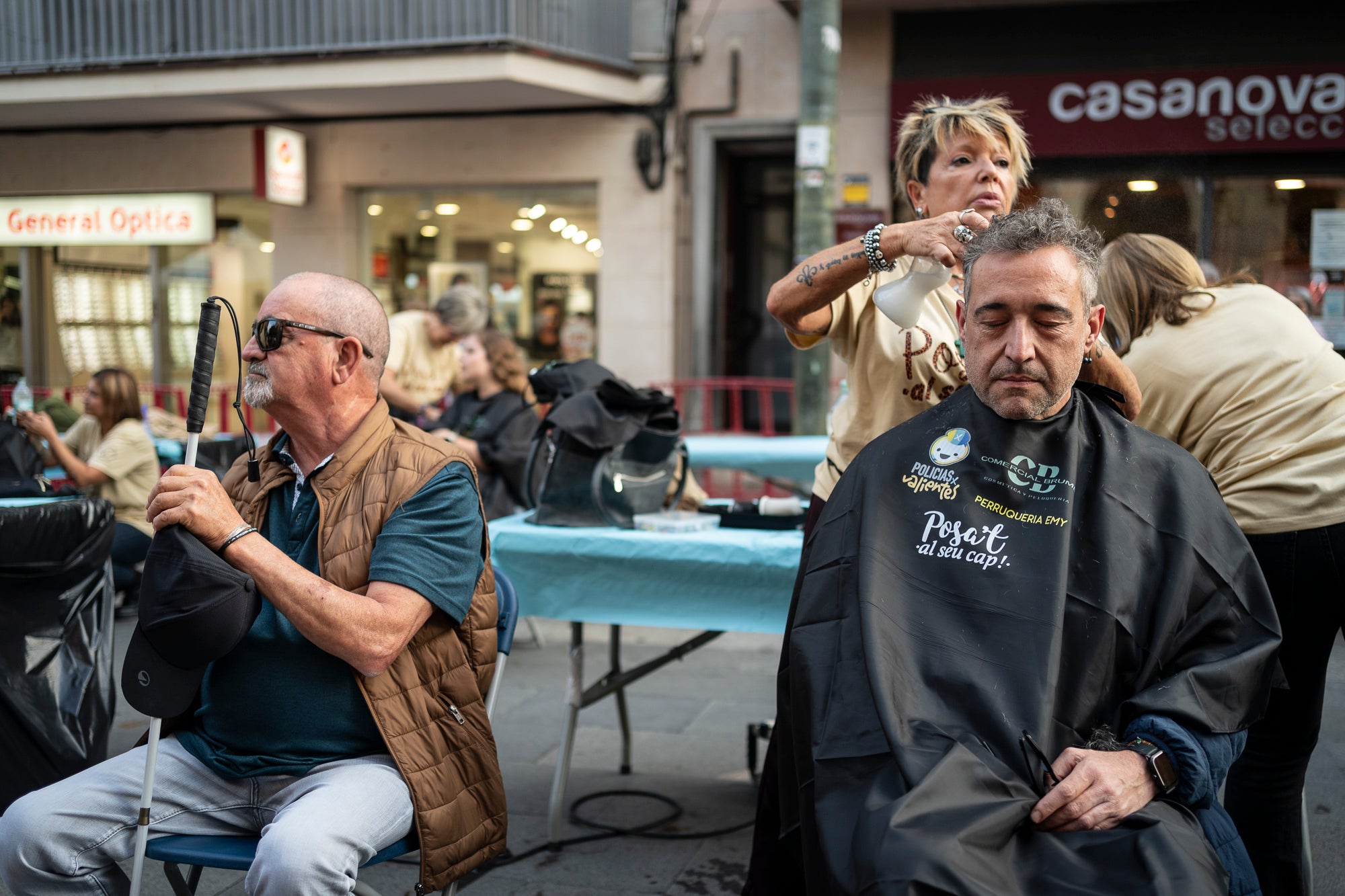 Tarda solidària al Raval de Terrassa per participar en la campanya “Posa’t al seu cap”, impulsada per l’entitat Policias x Valientes. L’objectiu ha estat recaptar fons per a la investigació del càncer infantil i la millor manera era deixar-se prendre el pèl. A canvi d’un donatiu de 7 euros, els terrassencs podien tallar-se els cabells. 