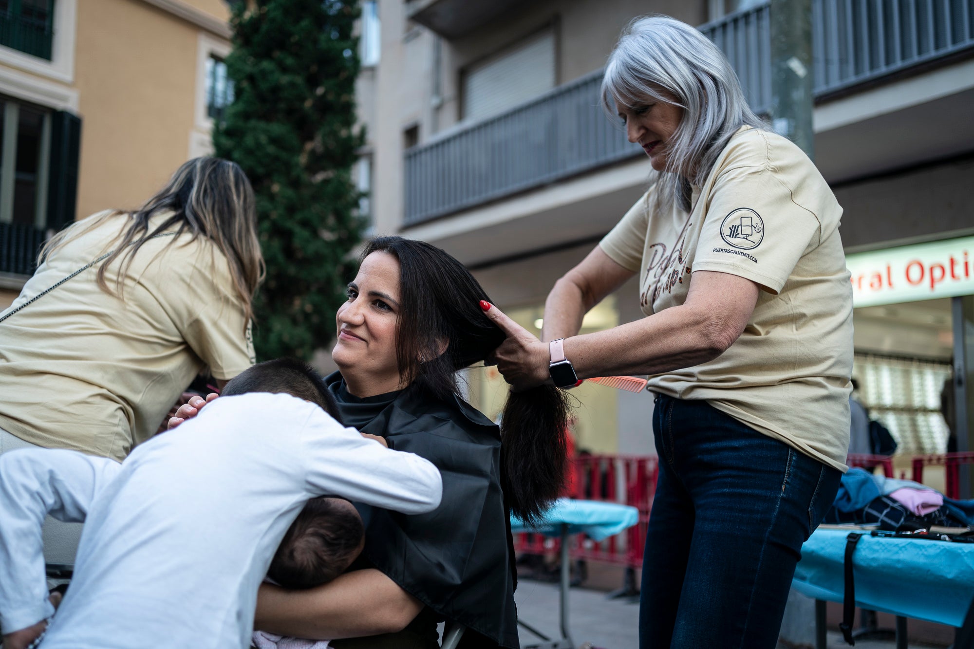 Tarda solidària al Raval de Terrassa per participar en la campanya “Posa’t al seu cap”, impulsada per l’entitat Policias x Valientes. L’objectiu ha estat recaptar fons per a la investigació del càncer infantil i la millor manera era deixar-se prendre el pèl. A canvi d’un donatiu de 7 euros, els terrassencs podien tallar-se els cabells. 