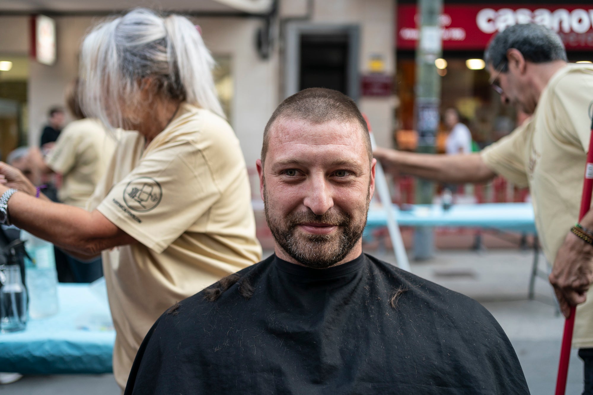Tarda solidària al Raval de Terrassa per participar en la campanya “Posa’t al seu cap”, impulsada per l’entitat Policias x Valientes. L’objectiu ha estat recaptar fons per a la investigació del càncer infantil i la millor manera era deixar-se prendre el pèl. A canvi d’un donatiu de 7 euros, els terrassencs podien tallar-se els cabells. 