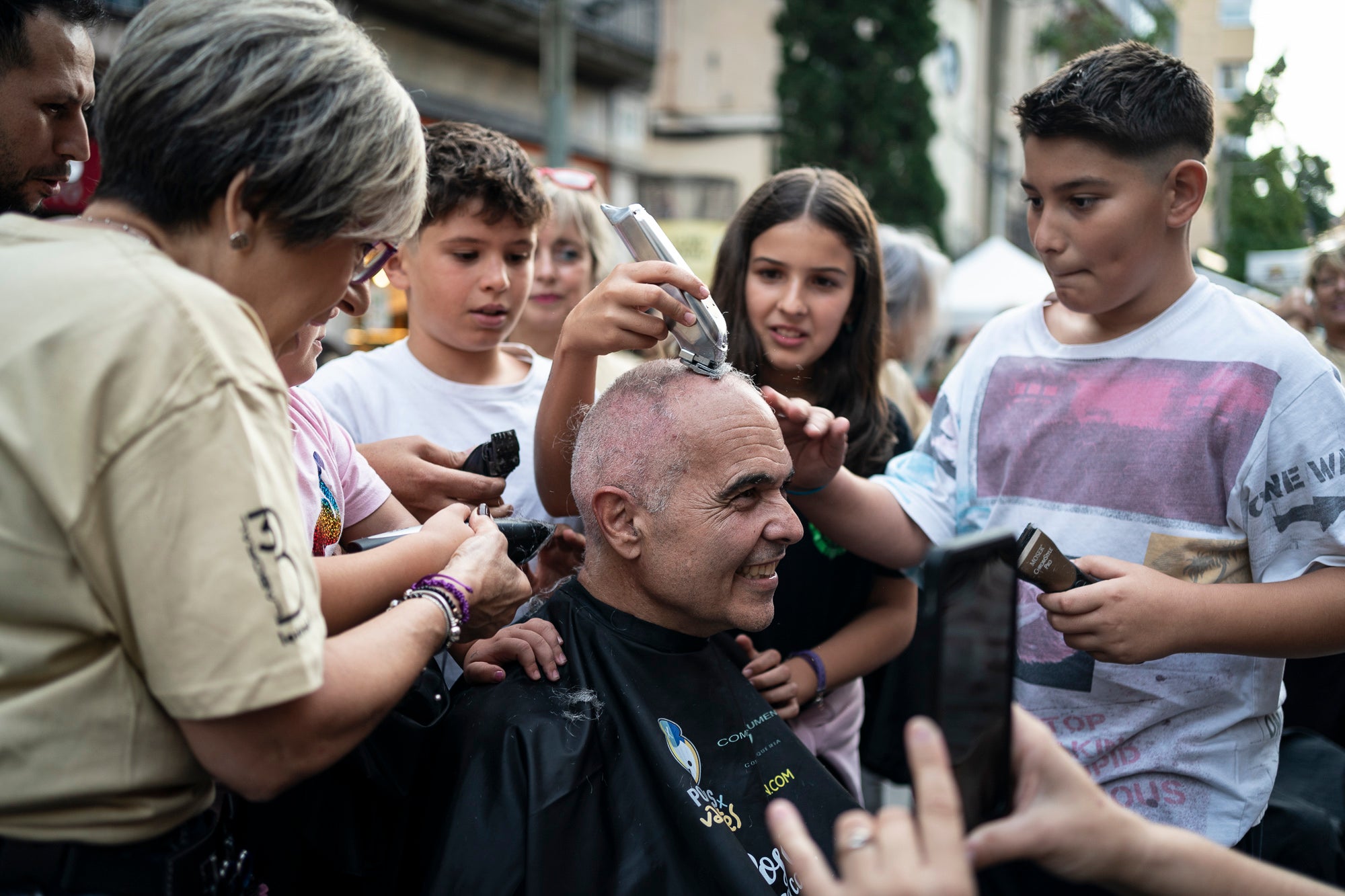 Tarda solidària al Raval de Terrassa per participar en la campanya “Posa’t al seu cap”, impulsada per l’entitat Policias x Valientes. L’objectiu ha estat recaptar fons per a la investigació del càncer infantil i la millor manera era deixar-se prendre el pèl. A canvi d’un donatiu de 7 euros, els terrassencs podien tallar-se els cabells. 