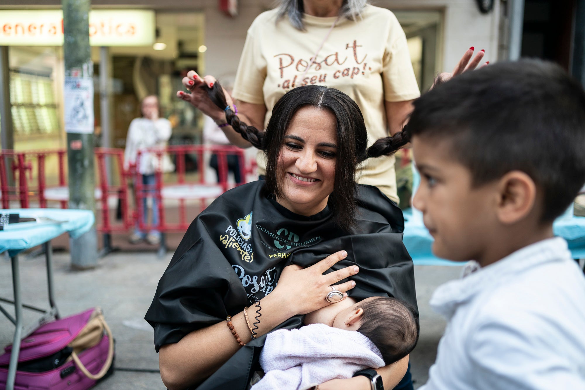 Tarda solidària al Raval de Terrassa per participar en la campanya “Posa’t al seu cap”, impulsada per l’entitat Policias x Valientes. L’objectiu ha estat recaptar fons per a la investigació del càncer infantil i la millor manera era deixar-se prendre el pèl. A canvi d’un donatiu de 7 euros, els terrassencs podien tallar-se els cabells. 