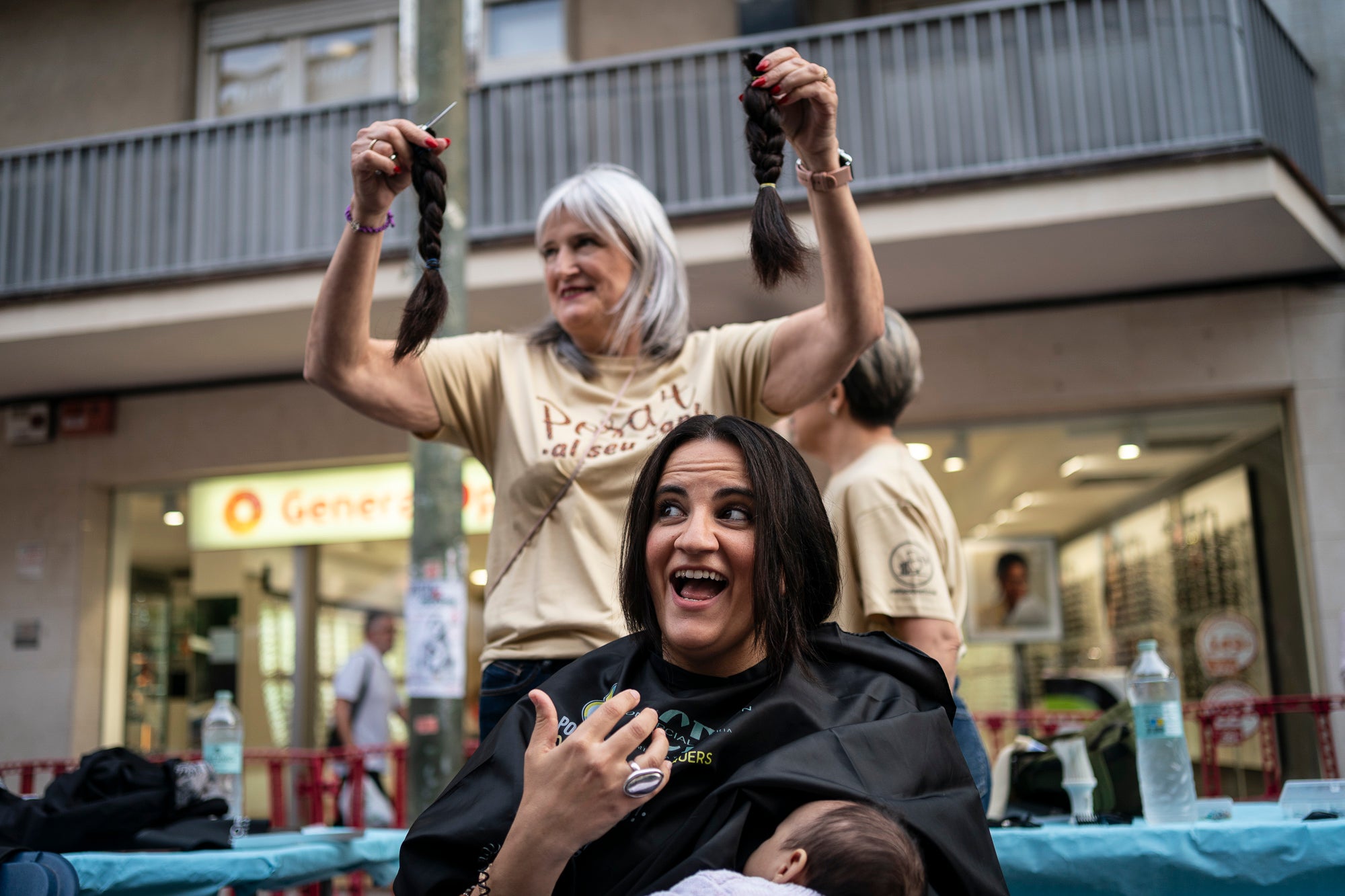 Tarda solidària al Raval de Terrassa per participar en la campanya “Posa’t al seu cap”, impulsada per l’entitat Policias x Valientes. L’objectiu ha estat recaptar fons per a la investigació del càncer infantil i la millor manera era deixar-se prendre el pèl. A canvi d’un donatiu de 7 euros, els terrassencs podien tallar-se els cabells. 