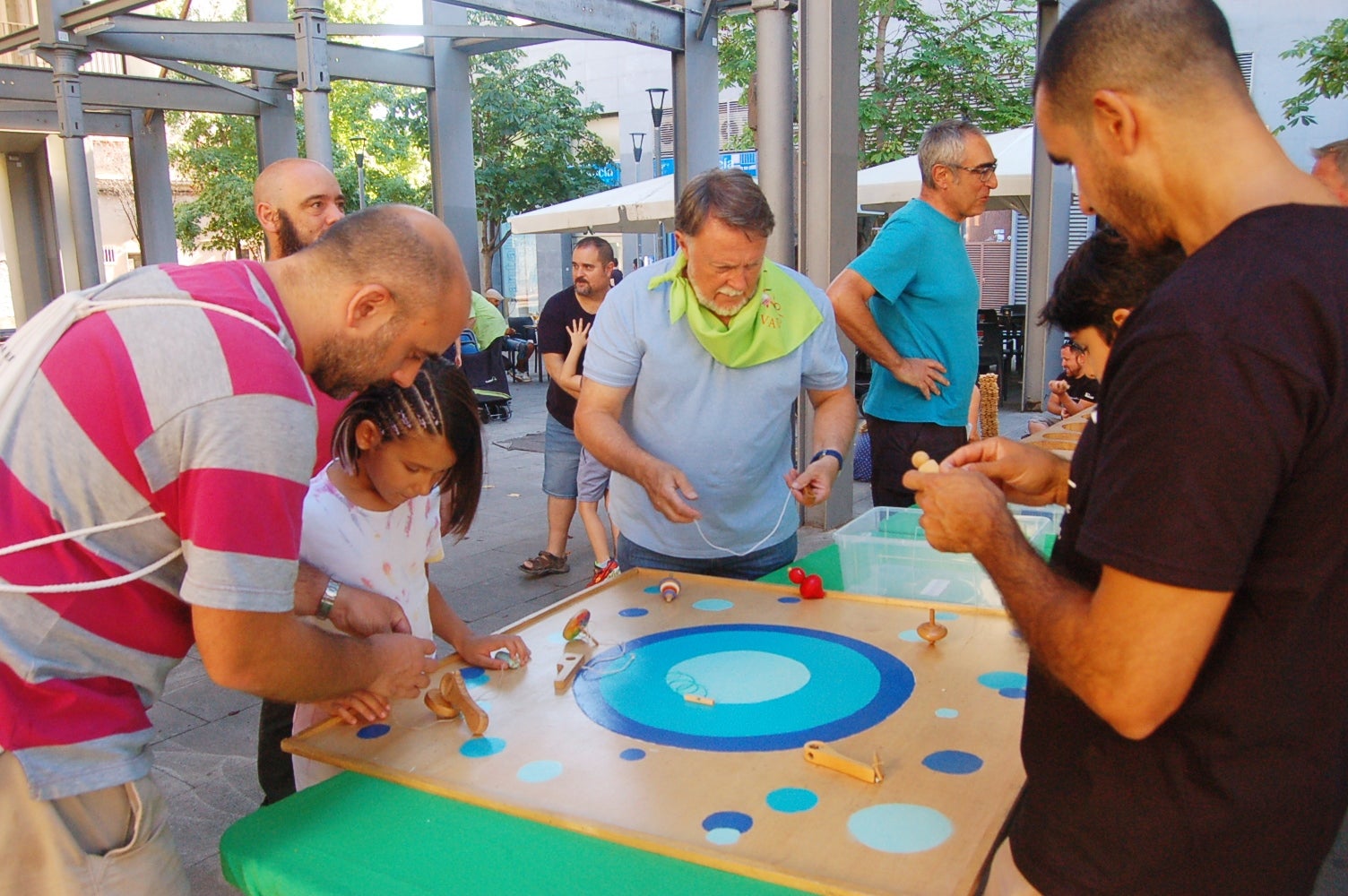 Aquesta setmana, fins al dia 5 de setembre, la plaça Vapor Ventalló acull la 9a edició de la Setmana de Jocs al Carrer, organitzada per l’Associació Terrassenca de Jocs – Vadejoc. Aquesta iniciativa vol acostar el joc a l’espai públic, vol fomentar la participació familiar i la cohesió social a través d’activitats gratuïtes i inclusives. Al llarg de cinc dies, la plaça s’omple de jocs tradicionals, jocs de taula, jocs d’habilitat i tallers de joguines. A més, com a novetat, enguany tenim un campionat del joc de la botifarra o la presentació de nous jocs creats a Terrassa. Cada jornada es tanca amb una sessió de contacontes a càrrec de l’Associació Vet Aquí Que.