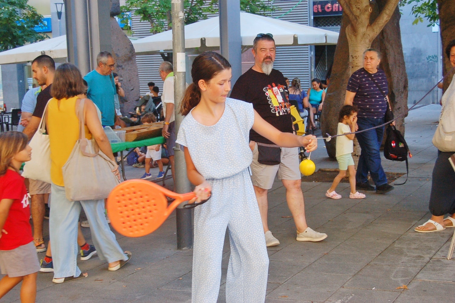 Aquesta setmana, fins al dia 5 de setembre, la plaça Vapor Ventalló acull la 9a edició de la Setmana de Jocs al Carrer, organitzada per l’Associació Terrassenca de Jocs – Vadejoc. Aquesta iniciativa vol acostar el joc a l’espai públic, vol fomentar la participació familiar i la cohesió social a través d’activitats gratuïtes i inclusives. Al llarg de cinc dies, la plaça s’omple de jocs tradicionals, jocs de taula, jocs d’habilitat i tallers de joguines. A més, com a novetat, enguany tenim un campionat del joc de la botifarra o la presentació de nous jocs creats a Terrassa. Cada jornada es tanca amb una sessió de contacontes a càrrec de l’Associació Vet Aquí Que.